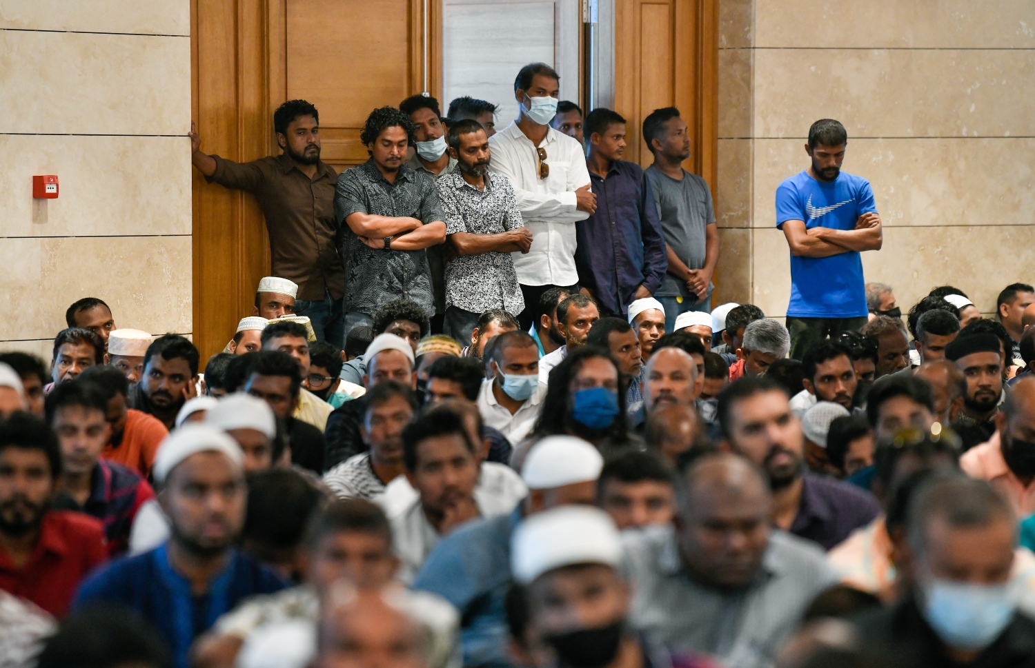 ސަލްމާން މިސްކިތުގައި މިއަދު ކުރި ފުރަތަމަ ހުކުރު ނަމާދަށް ދިޔަ ބަޔަކު، މިސްކިތުގެ އެތެރެއިން ޖާގަ ނުލިބިގެން އެ ތަނުގެ ދޮރުމަތީގައި ތިބެ ހުތުބާ އަޑުއަހަނީ.---ފޮޓޯ: ފަޔާޒު މޫސާ| މިހާރު