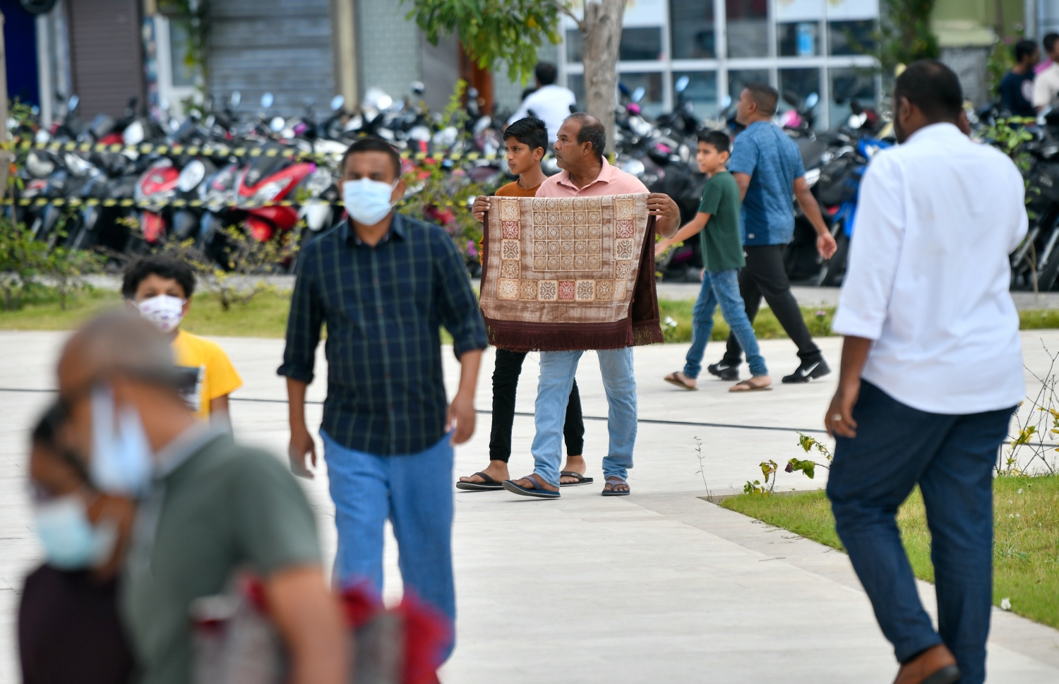 ސަލްމާން މިސްކިތުގައި މިއަދު ކުރި ފުރަތަމަ ހުކުރު ނަމާދަށް ފަހު މީހުން މިސްކިތުން ފައިބަނީ: އެތައް ހާސް ބަޔަކު ހުކުރު ނަމާދަށް އެ މިސްކިތަށް މިއަދު ދިޔަ.---ފޮޓޯ: ފަޔާޒު މޫސާ| މިހާރު