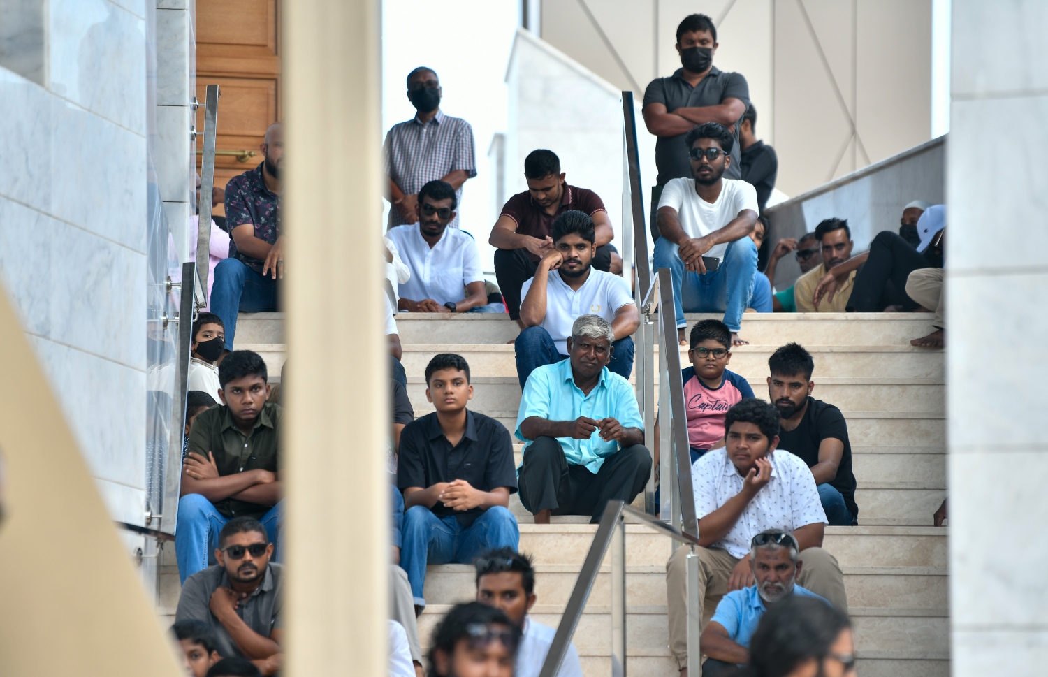 ސަލްމާން މިސްކިތަށް މިއަދު ހުކުރު ނަމާދަށް ދިޔަ ބަޔަކު ހުތުބާ އަޑުއަހަނީ.---ފޮޓޯ: ފަޔާޒު މޫސާ| މިހާރު