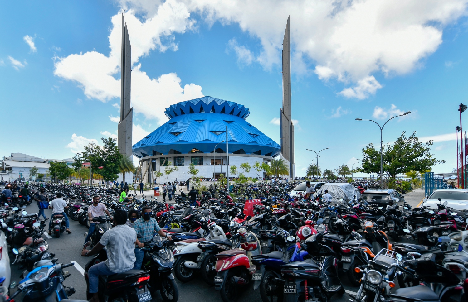 ސަލްމާން މިސްކިތަށް މިއަދުގެ ހުކުރު ނަމާދަށް ދިޔަ މީހުން ގިނަކަމުން މަގުމަތި ސައިކަލްތަކުން ތޮއްޖެހިފައި.---ފޮޓޯ: ފަޔާޒު މޫސާ| މިހާރު