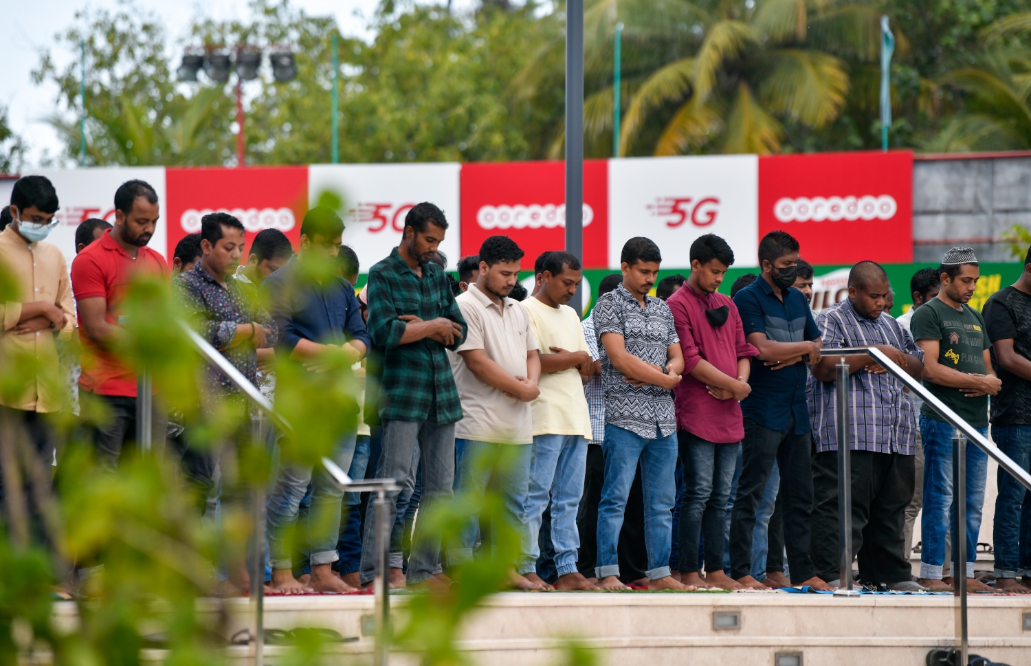 ސަލްމާން މިސްކިތުގެ ބޭރުގައި ބަޔަކު މިއަދު ހުކުރު ނަމާދު ކުރަނީ: މި ތަން މި ވަގުތު އަދި ބޭނުންކުރާނީ ނަމާދުކުރަން އެކަނި.--- ފޮޓޯ: ފަޔާޒް މޫސާ | މިހާރު