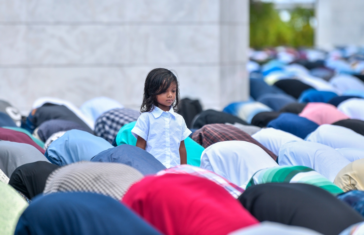 ސަލްމާން މިސްކިތުގައި މިއަދުގެ ހުކުރު ނަމާދު ކުރާއިރު، ކުޑަކުއްޖަކު ސަފުގައި މަޑުކޮށްލައިގެން.--- ފޮޓޯ: ފަޔާޒް މޫސާ | މިހާރު