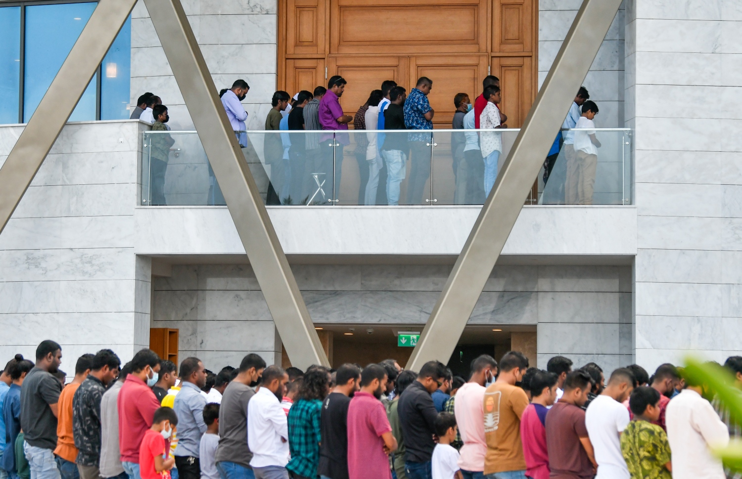 ސަލްމާން މިސްކިތުގެ ފުރަތަމަ ފަންގިފިލާގެ ބޭރުގަ އާއި ގޯތިތެރޭގައި މީހުން މިއަދު ހުކުރު ނަމާދު ކުރަނީ.--- ފޮޓޯ: ފަޔާޒް މޫސާ | މިހާރު