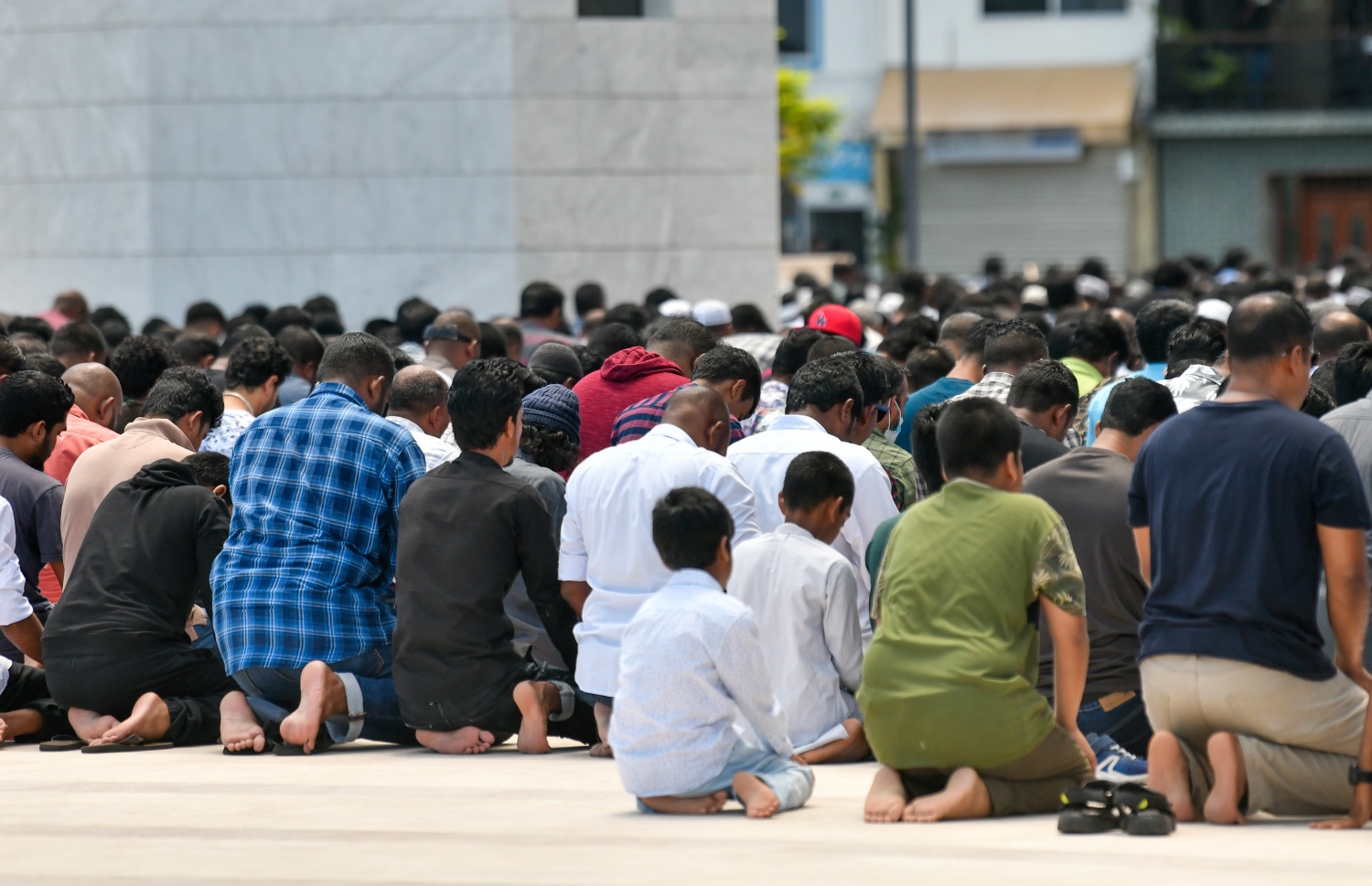 ސަލްމާން މިސްކިތުގެ އެތެރެ ފުރިގެން ބޭރުގައި ބަޔަކު މިއަދުގެ ހުކުރު ނަމާދު ކުރަނީ.---ފޮޓޯ: ފަޔާޒު މޫސާ| މިހާރު