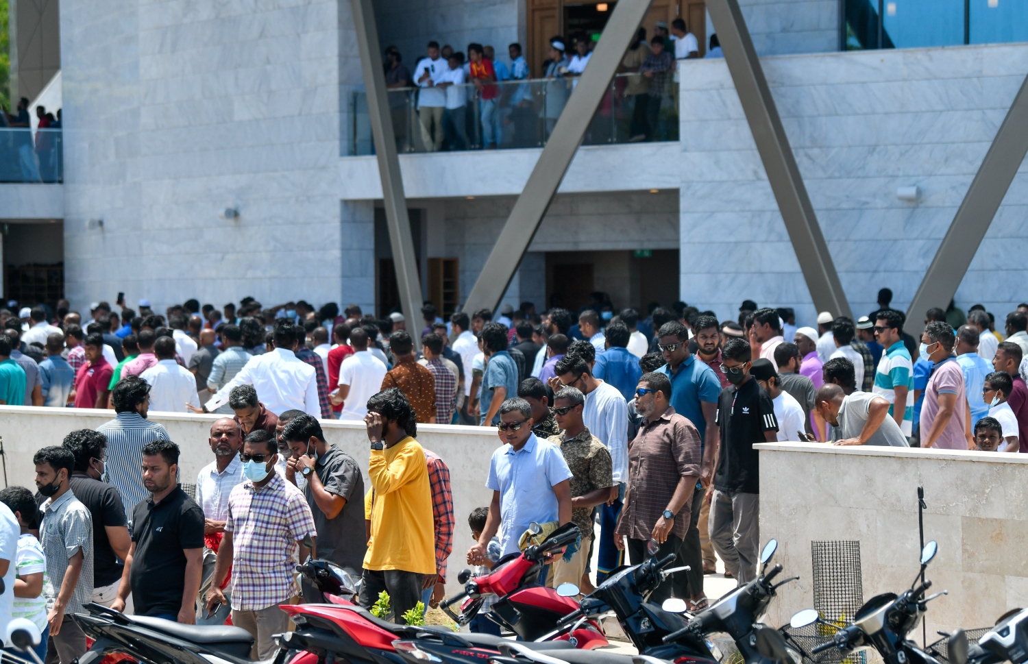 ސަލްމާން މިސްކިތުގައި މިއަދު ކުރި ފުރަތަމަ ހުކުރު ނަމާދަށް ފަހު މީހުން މިސްކިތުން ފައިބަނީ: މިސްކިތުގެ އެތެރެ ފުރިގެން ބޭރުގައި ވެސް އެތައް ބަޔަކު ނަމާދުކުރި.---ފޮޓޯ: ފަޔާޒު މޫސާ| މިހާރު