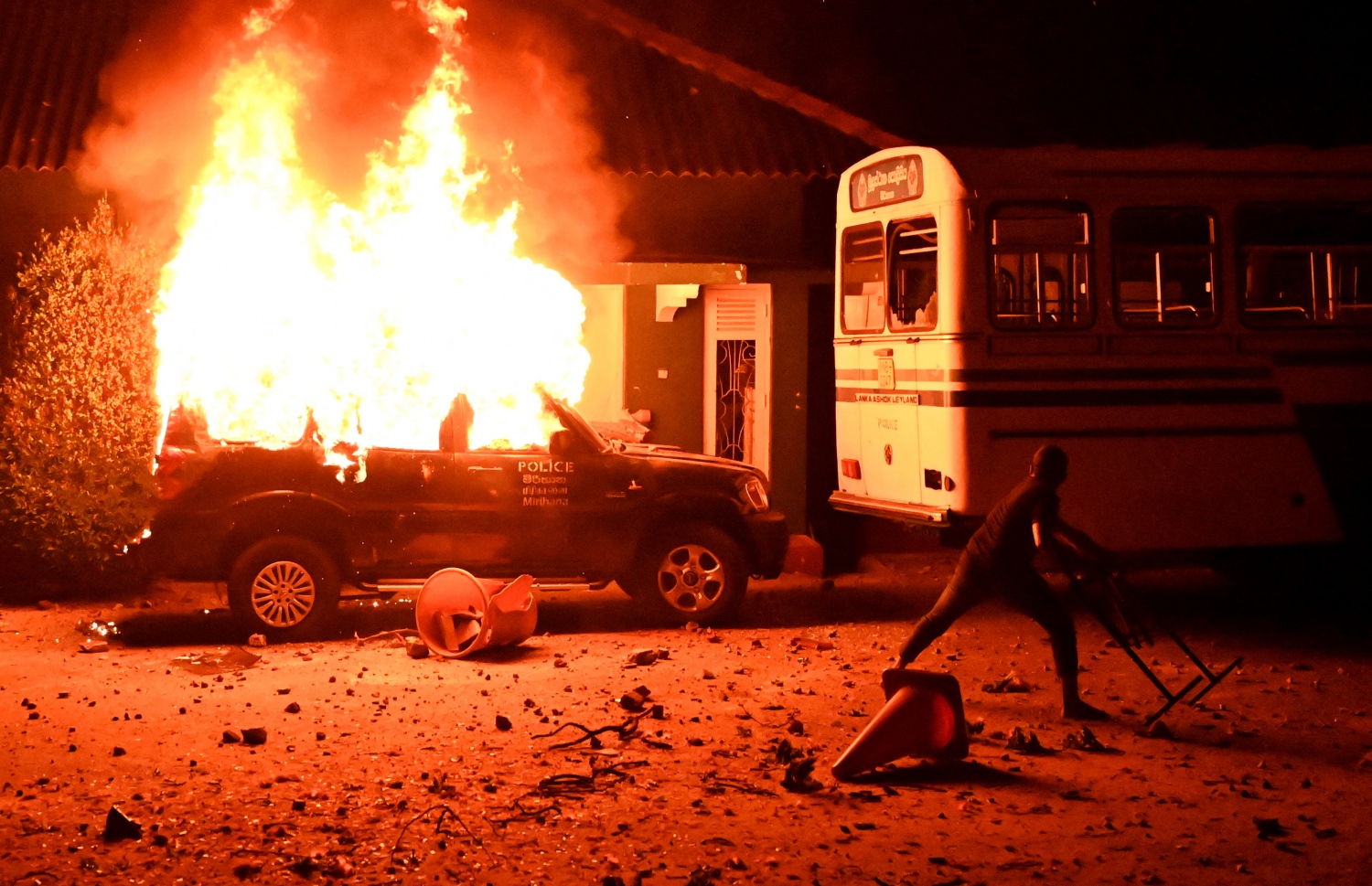 ރޭގެ މުޒާހަރާގައި ފުލުހުންގެ ޖިޕެއްގައި ރޯކޮށްލާފައި. --ފޮޓޯ:އޭއެފްޕީ