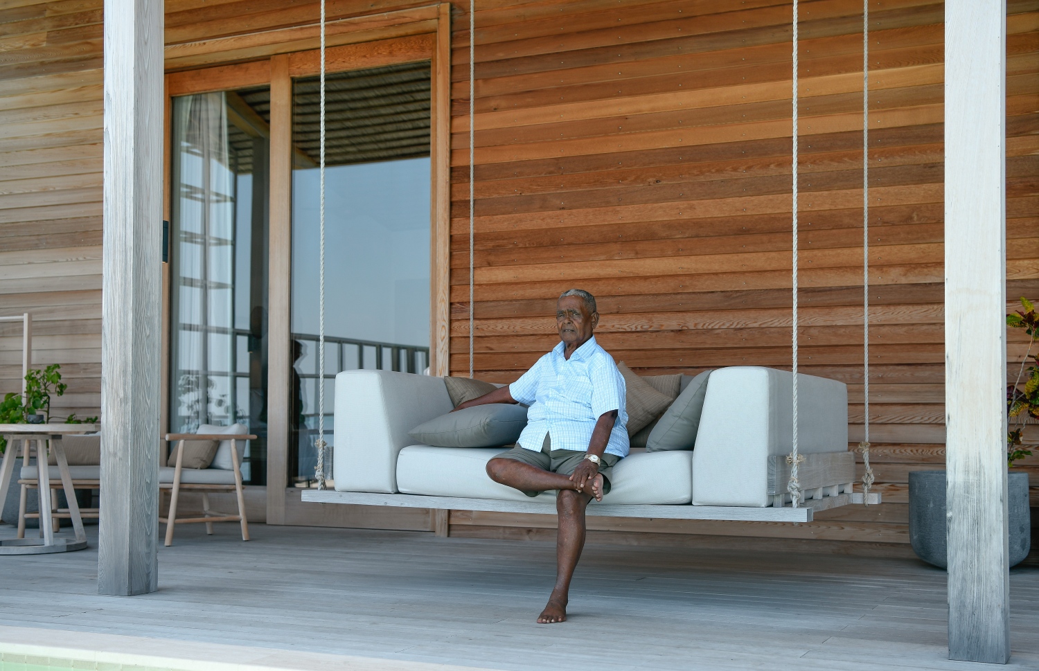 ރާއްޖޭގެ އެންމެ އަގުބޮޑު ރިސޯޓްތަކުގެ ތެރޭގައި ހިމެނޭ ކުޑަދޫގައި އުއްޗު ފޮޓޯއަކަށް އިށީނދެވަޑައިގެން -- ފޮޓޯ: ނިޝާން އަލީ | މިހާރު