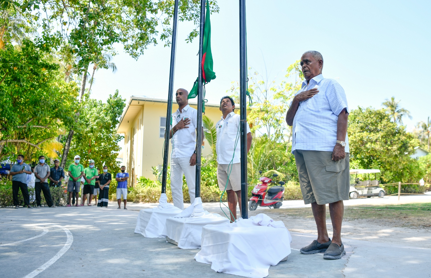 ކުރެއްދޫގައި މިދިޔަ ހަފުތާގައި ފާހަގަކުރި، ބަންގްލަދޭޝްގެ މިނިވަން ދުވަހުގެ ހަފުލާގައި އުއްޗު: އެ ރިސޯޓްގައި މަސައްކަތް ކުރާ މުވައްޒަފުންގެ ގައުމުތަކުގެ މިނިވަން ދުވަސްތައް ފާހަގަކުރޭ -- ފޮޓޯ: ނިޝާން އަލީ | މިހާރު