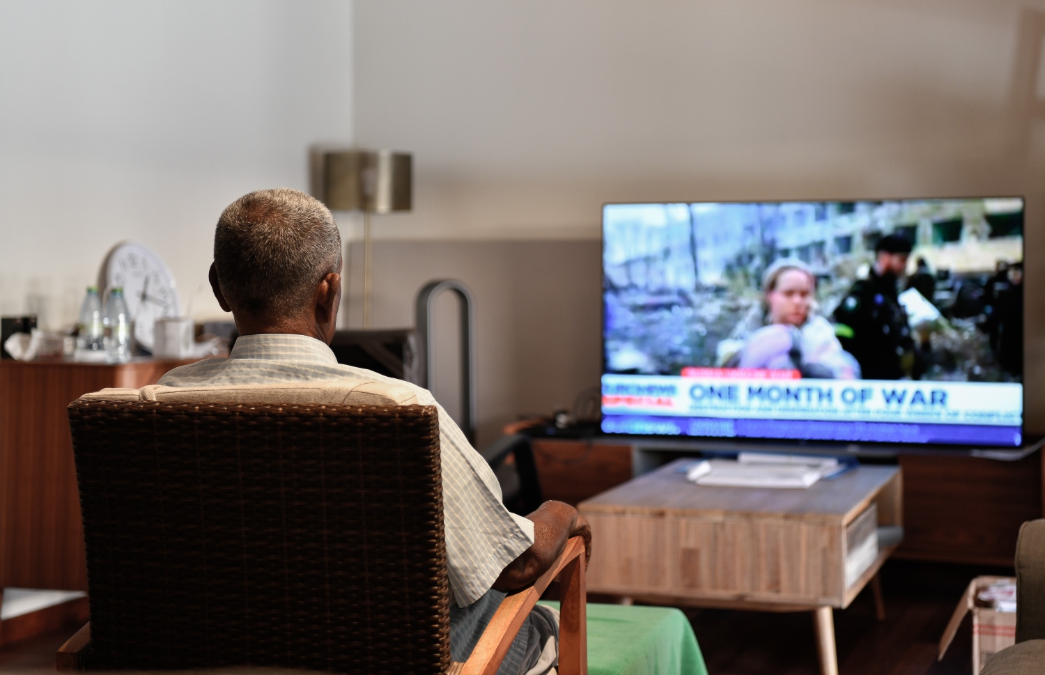 ކުރެއްދޫގައި އުއްޗު ދިރިއުޅުއްވާ ގޭގައި ޓީވީ ބައްލަވަނީ: ގަވައިދުން ހަބަރުތައް ބައްލަވާ -- ފޮޓޯ: ނިޝާން އަލީ | މިހާރު