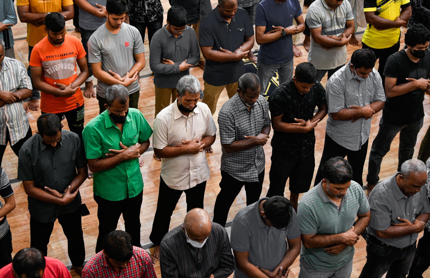 މި އަހަރުގެ ރޯދަމަހަކީ އޭޕްރީލް 2 ކަން އިސްލާމިކް މިނިސްޓަރު ޑރ. އަހުމަދު ޒާހިރު އިއުލާން ކުރެއްވުމާއެކު، އިސްލާމީ މަރުކަޒުގައި ތަރާވީހު ނަމާދު ކުރަނީ: ފުރަތަމަ ރޭ ވެސް ގިނަ ބަޔަކު ތަރާވީހު ނަމާދަށް ދިޔަ.---ފޮޓޯ: ފަޔާޒު މޫސާ| މިހާރު