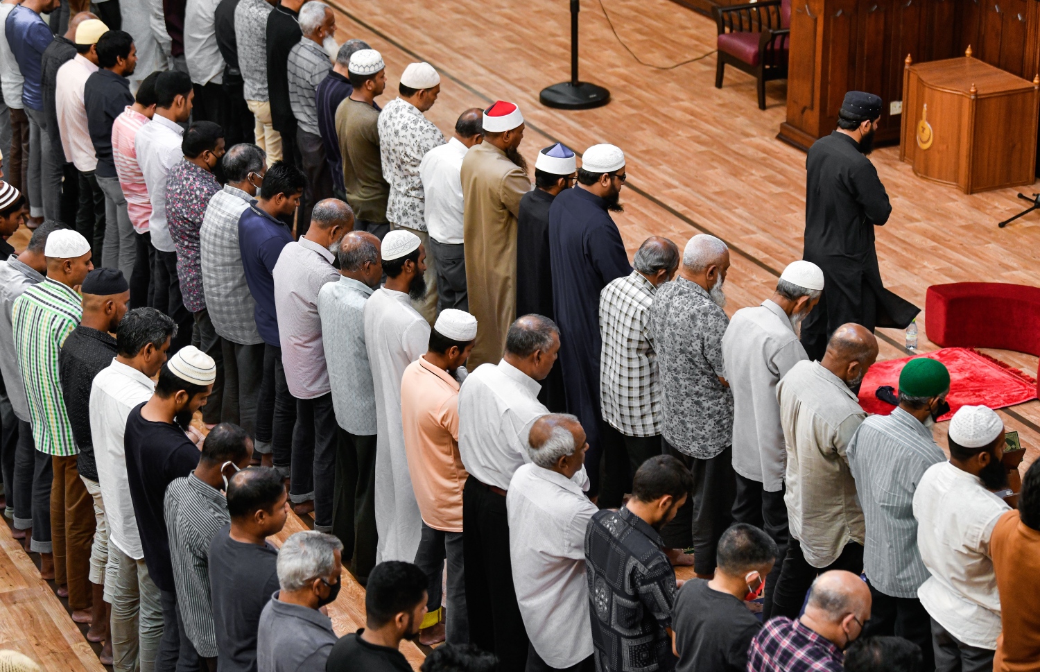 މި އަހަރުގެ ރޯދަމަހަކީ އޭޕްރީލް 2 ކަން އިސްލާމިކް މިނިސްޓަރު ޑރ. އަހުމަދު ޒާހިރު އިއުލާން ކުރެއްވުމާއެކު، އިސްލާމީ މަރުކަޒުގައި ތަރާވީހު ނަމާދު ކުރަނީ: ފުރަތަމަ ރޭ ވެސް ގިނަ ބަޔަކު ތަރާވީހު ނަމާދަށް ދިޔަ.---ފޮޓޯ: ފަޔާޒު މޫސާ| މިހާރު