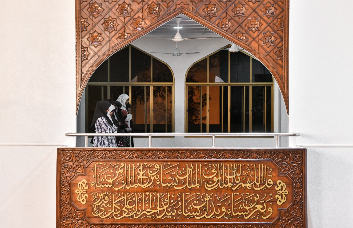 މި އަހަރުގެ ރޯދަމަހަކީ އޭޕްރީލް 2 ކަން އިސްލާމިކް މިނިސްޓަރު ޑރ. އަހުމަދު ޒާހިރު އިއުލާން ކުރެއްވުމާއެކު، އިސްލާމީ މަރުކަޒުގައި އަންހެނުންތަކެއް ތަރާވީހު ނަމާދު ކުރަނީ: ފުރަތަމަ ރޭ އަންހެނުން މަދުކަން ފާހަގަކުރެވުނު.---ފޮޓޯ: ފަޔާޒު މޫސާ| މިހާރު