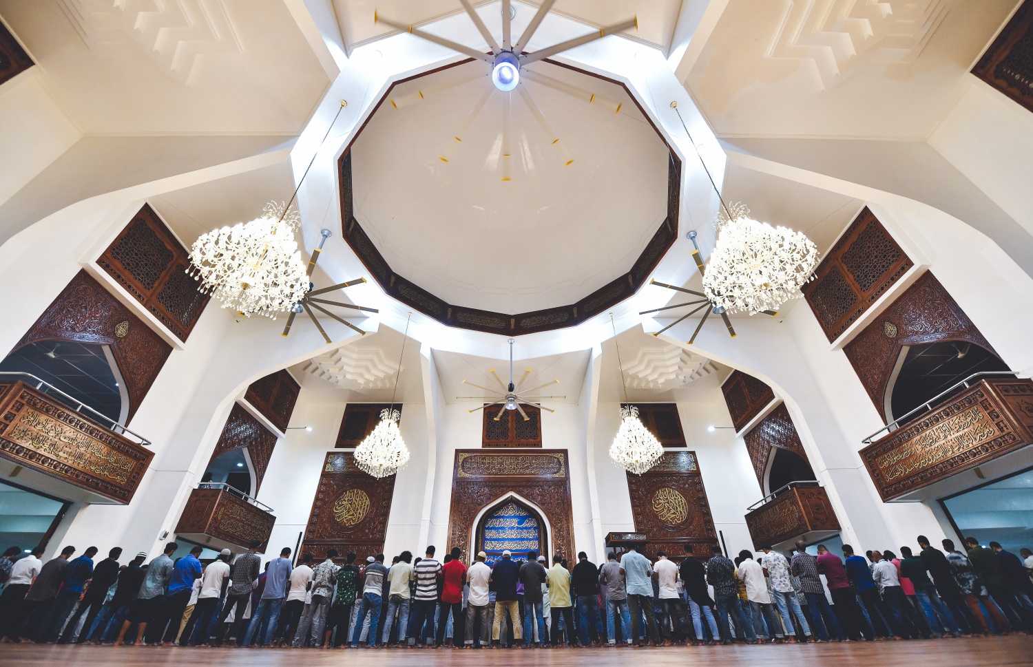 މި އަހަރުގެ ރޯދަމަހަކީ އޭޕްރީލް 2 ކަން އިސްލާމިކް މިނިސްޓަރު ޑރ. އަހުމަދު ޒާހިރު އިއުލާން ކުރެއްވުމާއެކު، އިސްލާމީ މަރުކަޒުގައި ތަރާވީހު ނަމާދު ކުރަނީ: ފުރަތަމަ ރޭ ވެސް ގިނަ ބަޔަކު ތަރާވީހު ނަމާދަށް ދިޔަ.---ފޮޓޯ: ފަޔާޒު މޫސާ| މިހާރު