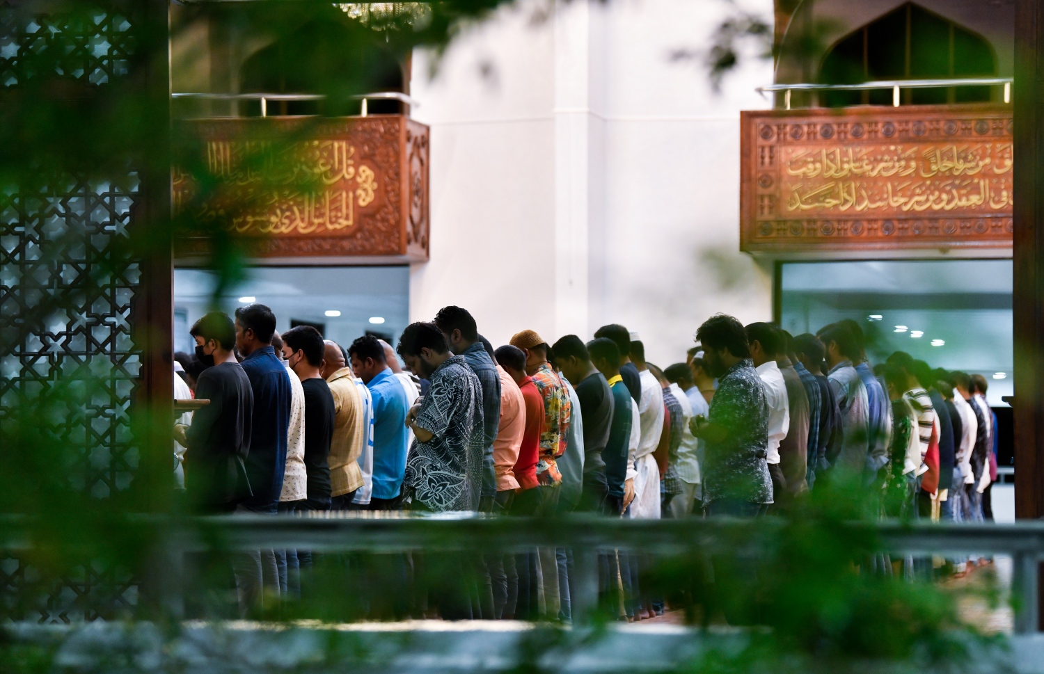 މި އަހަރުގެ ރޯދަމަހަކީ އޭޕްރީލް 2 ކަން އިސްލާމިކް މިނިސްޓަރު ޑރ. އަހުމަދު ޒާހިރު އިއުލާން ކުރެއްވުމާއެކު، އިސްލާމީ މަރުކަޒުގައި ތަރާވީހު ނަމާދު ކުރަނީ: ފުރަތަމަ ރޭ ވެސް ގިނަ ބަޔަކު ތަރާވީހު ނަމާދަށް ދިޔަ.---ފޮޓޯ: ފަޔާޒު މޫސާ| މިހާރު