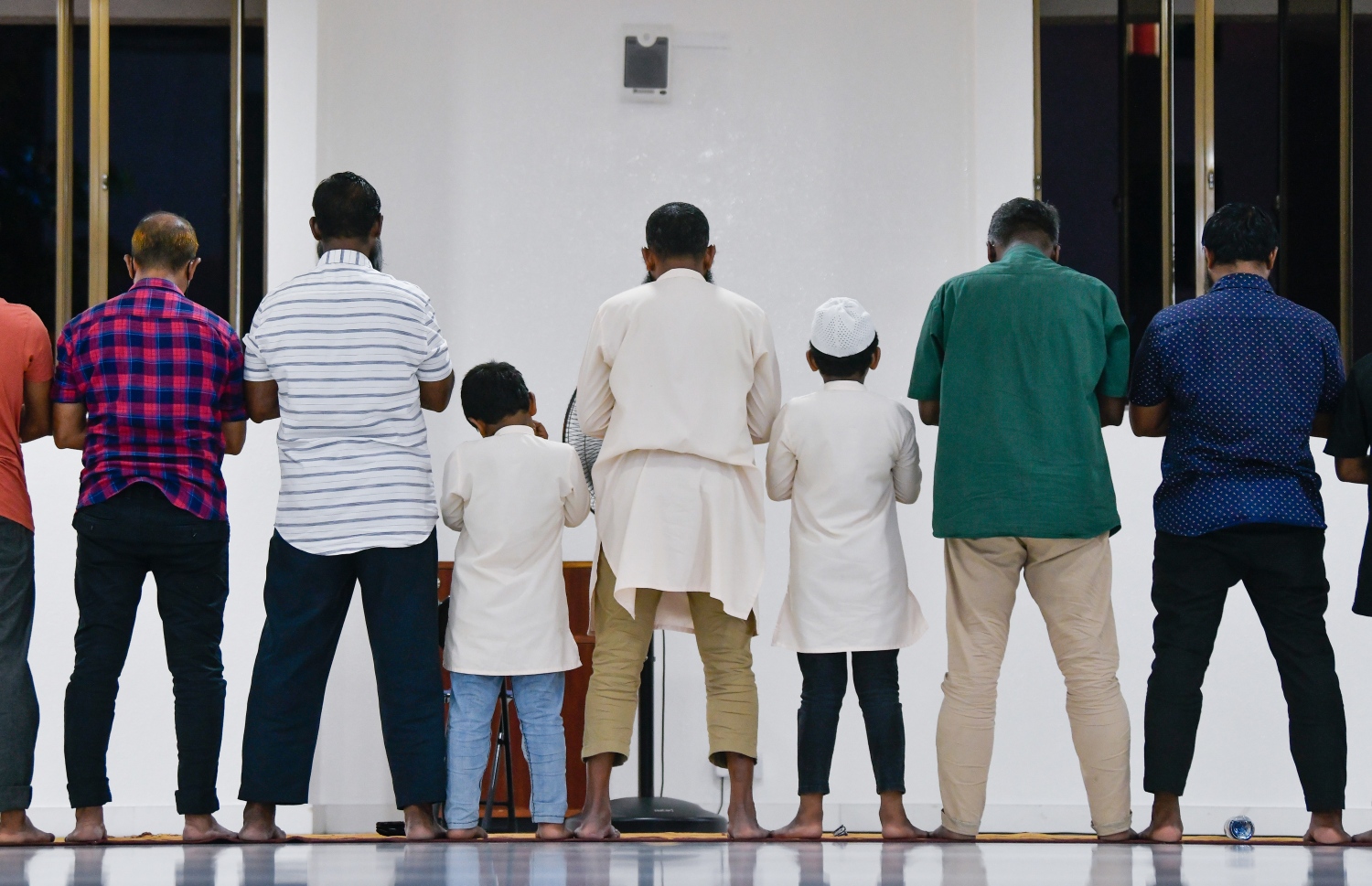 މި އަހަރުގެ ރޯދަމަހަކީ އޭޕްރީލް 2 ކަން އިސްލާމިކް މިނިސްޓަރު ޑރ. އަހުމަދު ޒާހިރު އިއުލާން ކުރެއްވުމާއެކު، އިސްލާމީ މަރުކަޒުގައި ކުރި ތަރާވީހު ނަމާދުގައި ކުޑަ ދެ ކުއްޖަކު ބައިވެރިވަނީ.---ފޮޓޯ: ފަޔާޒު މޫސާ| މިހާރު