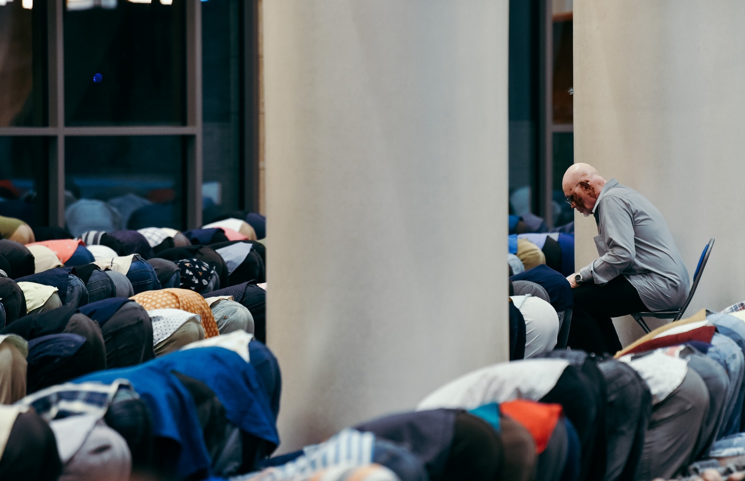 މި އަހަރުގެ ރޯދަމަހަކީ އޭޕްރީލް 2 ކަން އިސްލާމިކް މިނިސްޓަރު ޑރ. އަހުމަދު ޒާހިރު އިއުލާން ކުރެއްވުމާއެކު، ކިންގް ސަލްމާން މިސްކިތުގައި ކުރި ތަރާވީހު ނަމާދުގައި އުމުރުން ދުވަސްވީ މީހަކު ގޮނޑީގައި އިށީނދެގެން އިނދެ ބައިވެރިވަނީ: މިއީ އޭޕްރީލް 1 ގައި ނަމާދުކުރަން ފެށި ސަލްމާން މިސްކިތުގެ ފުރަތަމަ ތަރާވީހު ނަމާދު.---ފޮޓޯ: ފަޔާޒު މޫސާ| މިހާރު