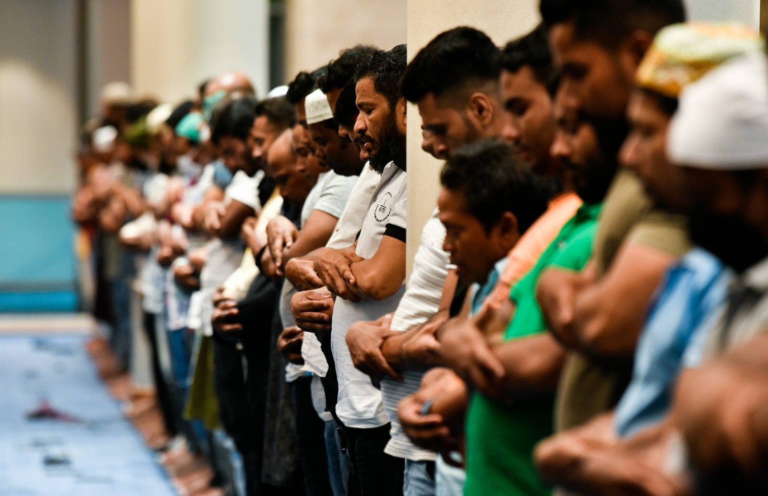 މި އަހަރުގެ ރޯދަމަހަކީ އޭޕްރީލް 2 ކަން އިސްލާމިކް މިނިސްޓަރު ޑރ. އަހުމަދު ޒާހިރު އިއުލާން ކުރެއްވުމާއެކު، ކިންގް ސަލްމާން މިސްކިތުގައި ކުރި ތަރާވީހު ނަމާދުގައި ބަޔަކު ބައިވެރިވަނީ: މިއީ އޭޕްރީލް 1 ގައި ނަމާދުކުރަން ފެށި ސަލްމާން މިސްކިތުގެ ފުރަތަމަ ތަރާވީހު ނަމާދު.---ފޮޓޯ: ފަޔާޒު މޫސާ| މިހާރު