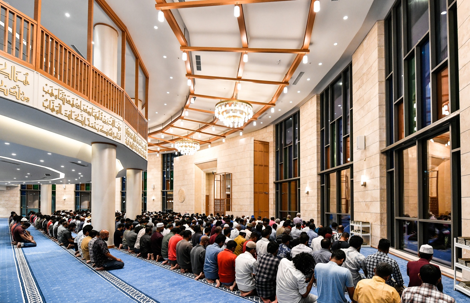 މި އަހަރުގެ ރޯދަމަހަކީ އޭޕްރީލް 2 ކަން އިސްލާމިކް މިނިސްޓަރު ޑރ. އަހުމަދު ޒާހިރު އިއުލާން ކުރެއްވުމާއެކު، ކިންގް ސަލްމާން މިސްކިތުގައި ކުރި ތަރާވީހު ނަމާދުގައި ބަޔަކު ބައިވެރިވަނީ: މިއީ އޭޕްރީލް 1 ގައި ނަމާދުކުރަން ފެށި ސަލްމާން މިސްކިތުގެ ފުރަތަމަ ތަރާވީހު ނަމާދު.---ފޮޓޯ: ފަޔާޒު މޫސާ| މިހާރު