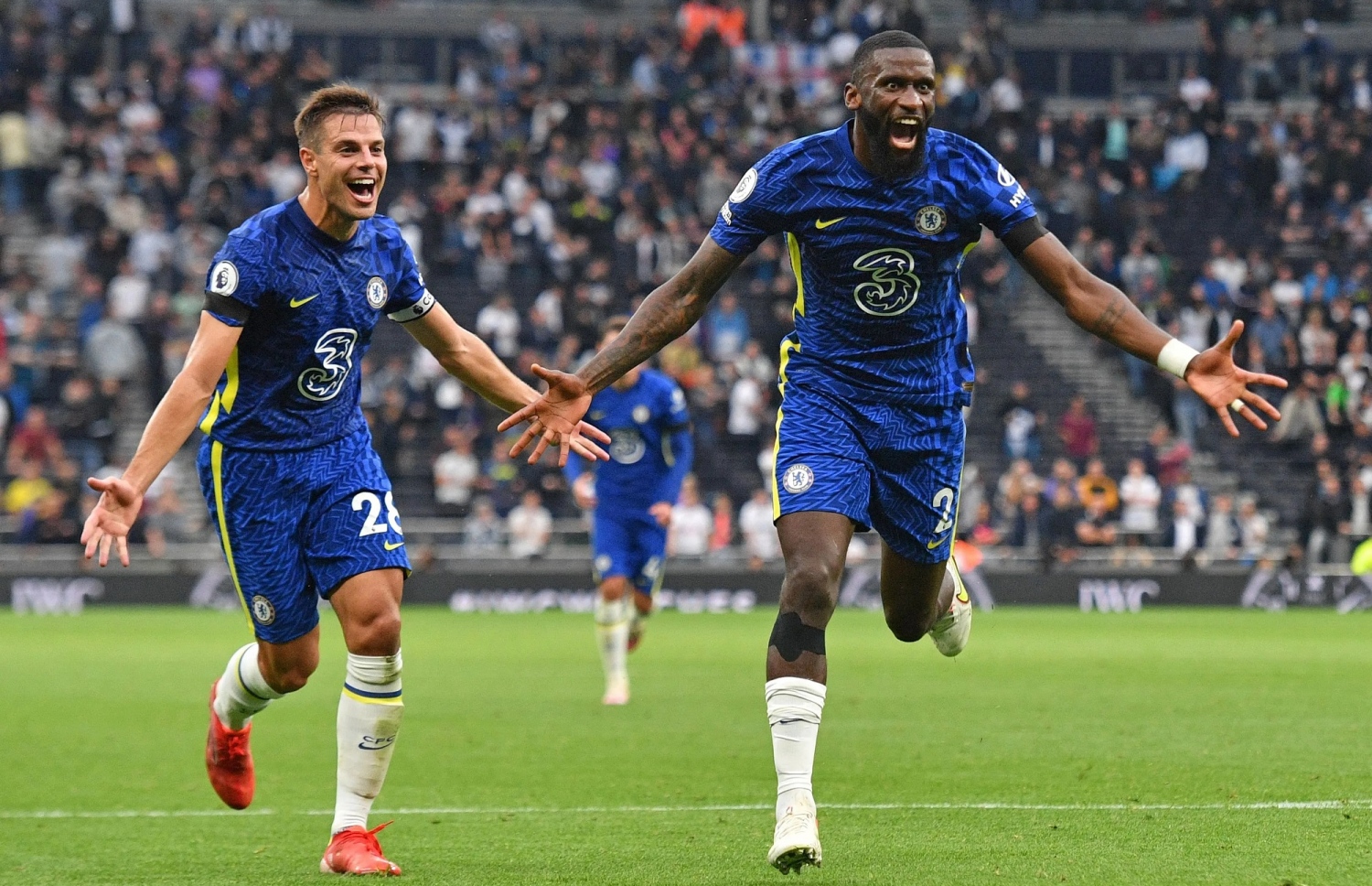 ރުޑިގާ އާއި ޗެލްސީގެ ކެޕްޓަން އަޒްޕިލިކުއެޓާ، ލީގު މެޗެއްގައި ރުޑިގާ ލަނޑު ޖެހުމުން އުފާފާޅުކުރަނީ.-- ފޮޓޯ: އޭއެފްޕީ