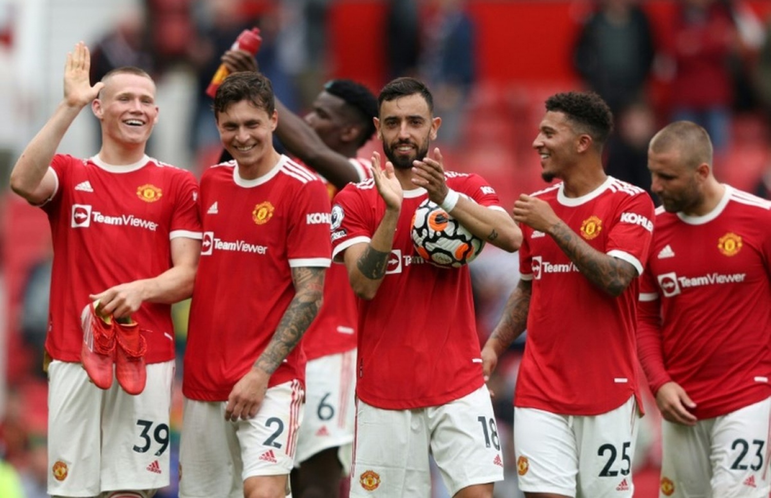 ލީގު ފުރަތަމަ މެޗުގައި ލީޑްސް ޔުނައިޓެޑާ ދެކޮޅަށް ކުޅުނު މެޗަށް ފަހު. ފެނާންޑޭޒް ވަނީ އެ މެޗުގައި ހެޓްރިކް ހަދާފައި.-- ފޮޓޯ: އޭއެފްޕީ