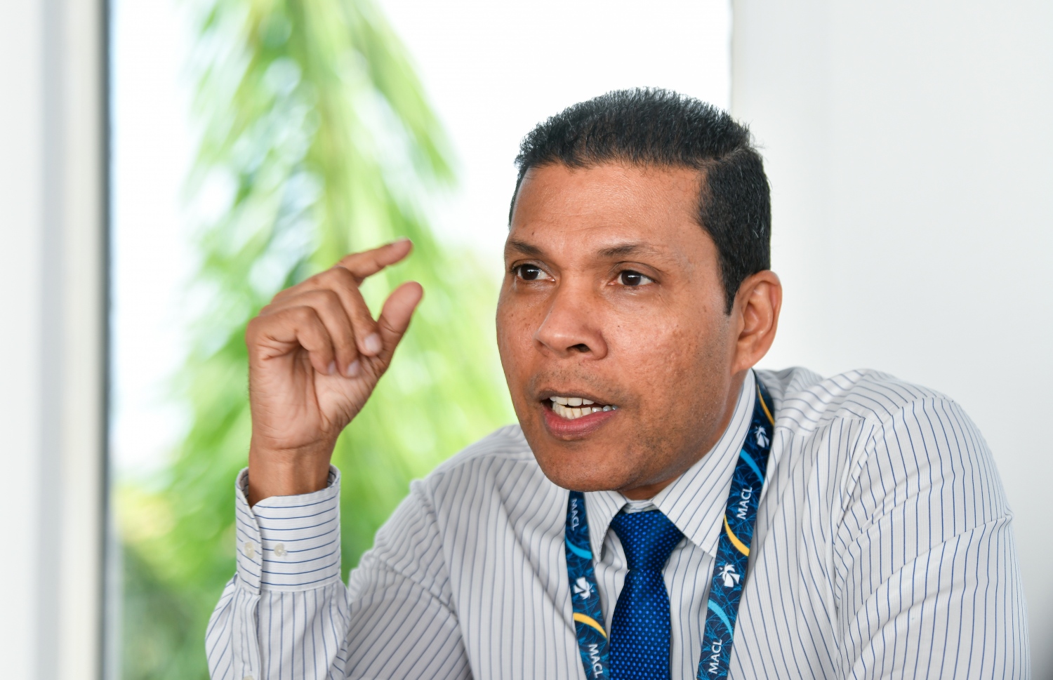 އެމްއޭސީއެލްގެ އެކްޓިން އެމްޑީ ތޯހާ މިދިޔަ ބުރާސްފަތި ދުވަހު "މިހާރު" އަށް އިންޓަވިއު ދެއްވަނީ: ވެލާނާ އިންޓަނޭޝަނަލް އެއާޕޯޓް މަސައްކަތް ކުރައްވާތާ 32 އަހަރު ވެފައިވާއިރު، މި ވަގުތަށް ހުރި މައްސަލަތައް ހައްލު ކުރުމަށް ބޮޑު އިސްކަމެއް ދެއްވާ ކަމަށް ވިދާޅުވި.---ފޮޓޯ: ފަޔާޒް މޫސާ| މިހާރު