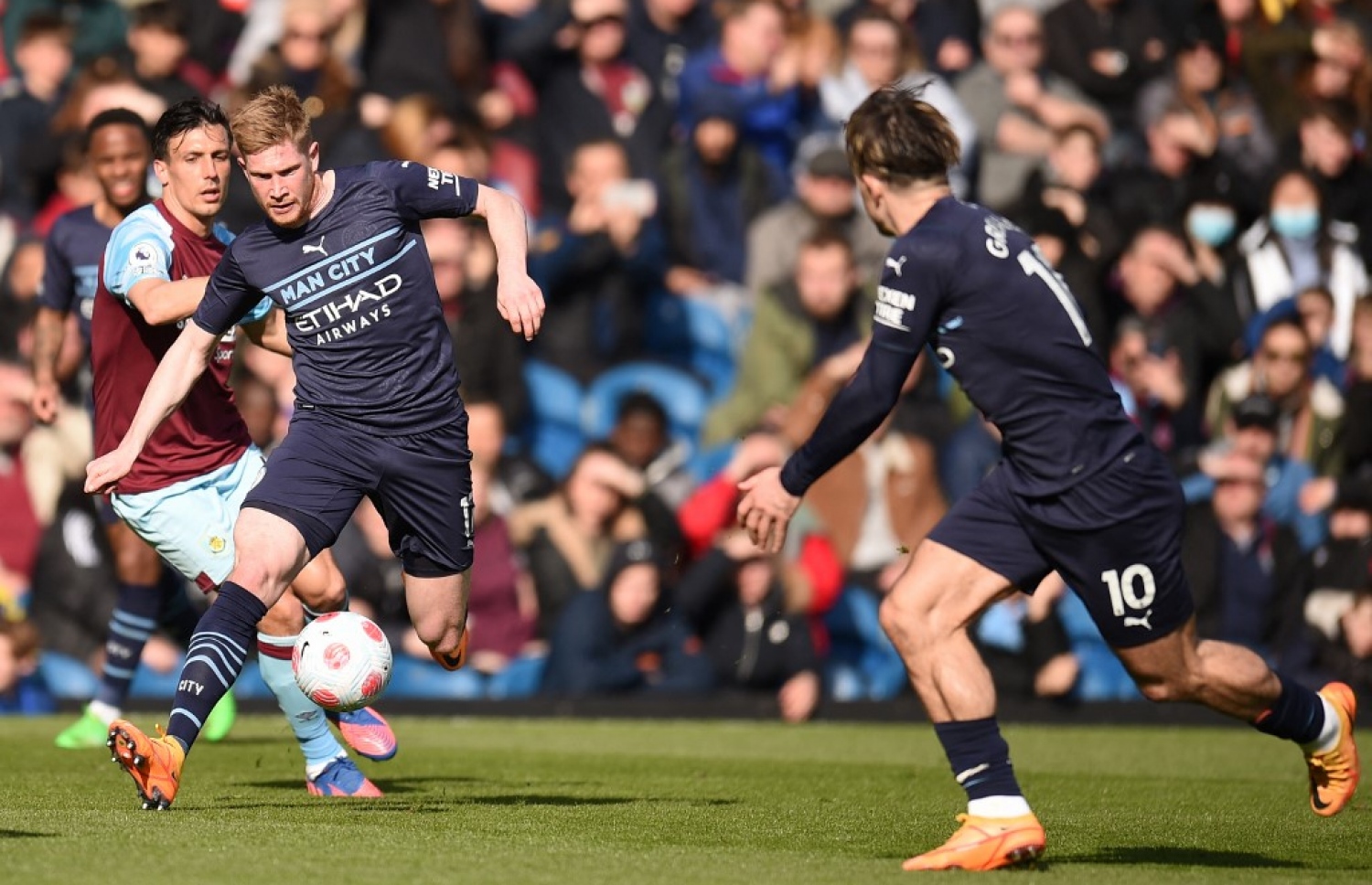 މެންޗެސްޓާ ސިޓީގެ ޑިބްރޭނާ ބޯޅަ ހިފައިގެން ކުރިޔަށް ދަނީ.-- ފޮޓޯ: އޭއެފްޕީ