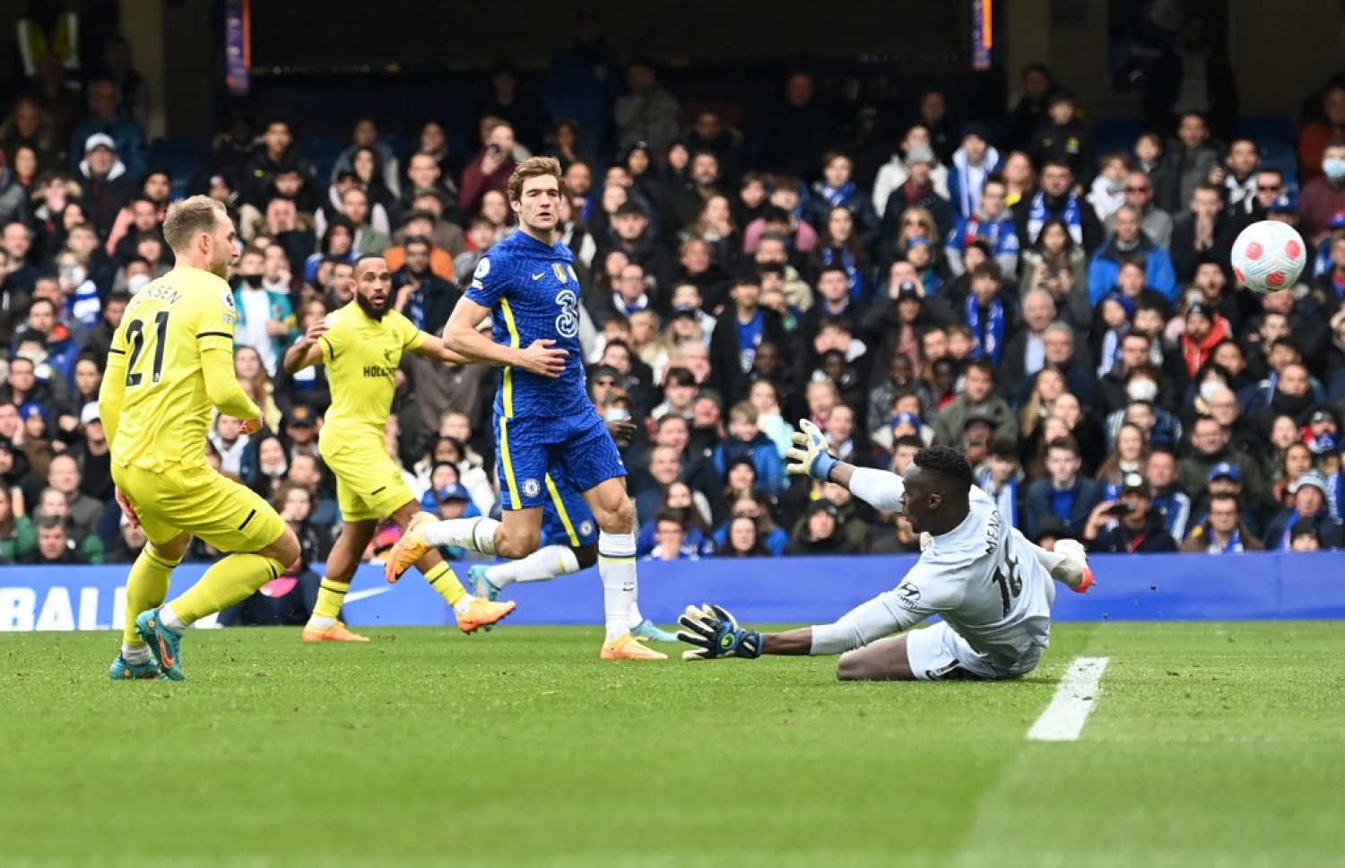 އެރިކްސެން ޗެލްސީ ކޮޅަށް ލަނޑު ޖަހަނީ.-- ފޮޓޯ: އޭއެފްޕީ