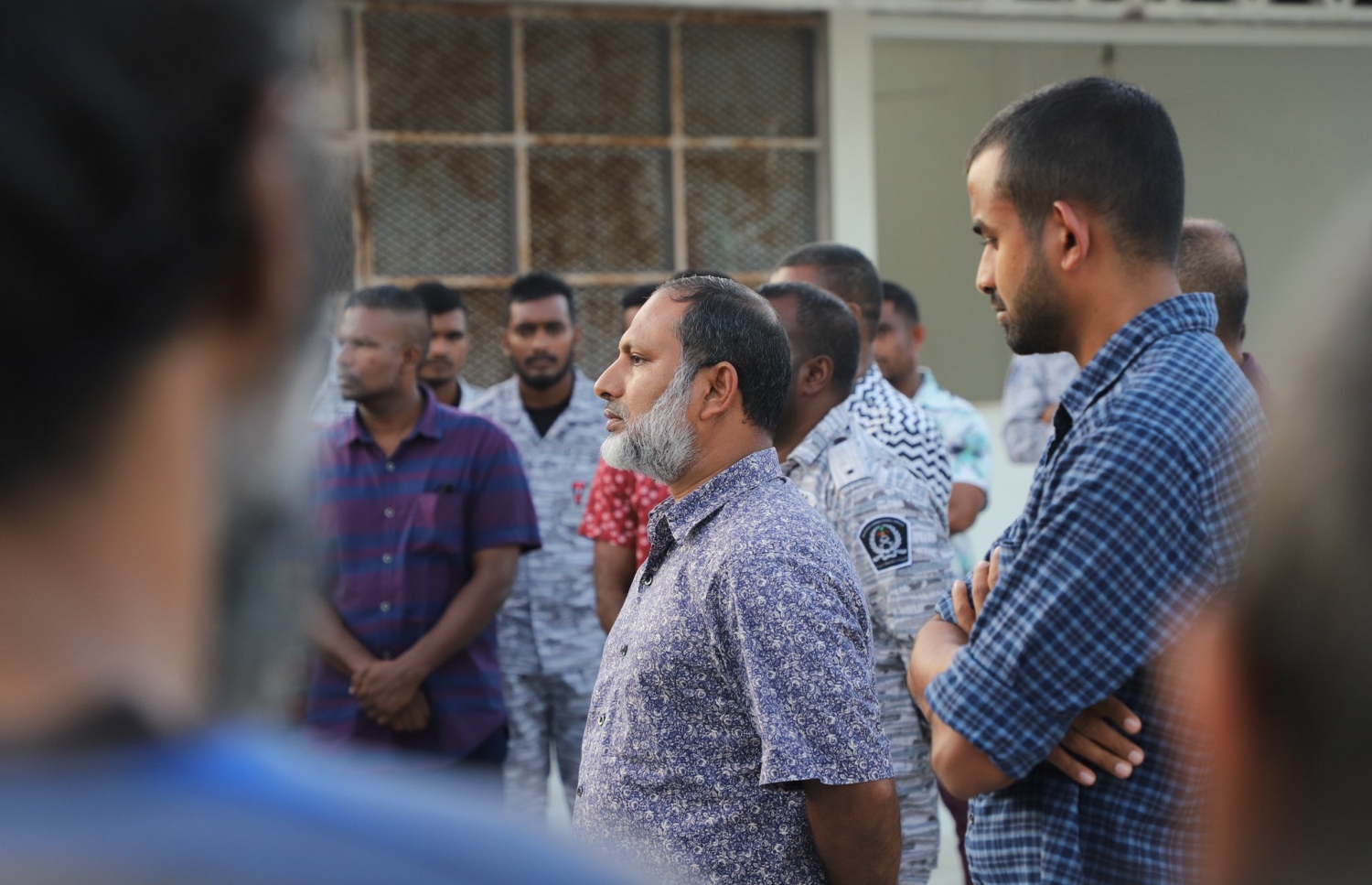 ހޯމް މިނިސްޓަރު އިމްރާން އަބްދުﷲ އާއި ކޮމިޝަނާ އޮފް ޕްރިޒަންސް (ސީޕީ) އަހްމަދު މުހައްމަދުފުޅު ރޯދަވީއްލުމަކަށް ކ. މާފުށީ ޖަލަށް ވަޑައިގެން ގައިދީންނާ ބައްދަލުކުރައްވަނީ -- ފޮޓޯ: ކަރެކްޝަންސް