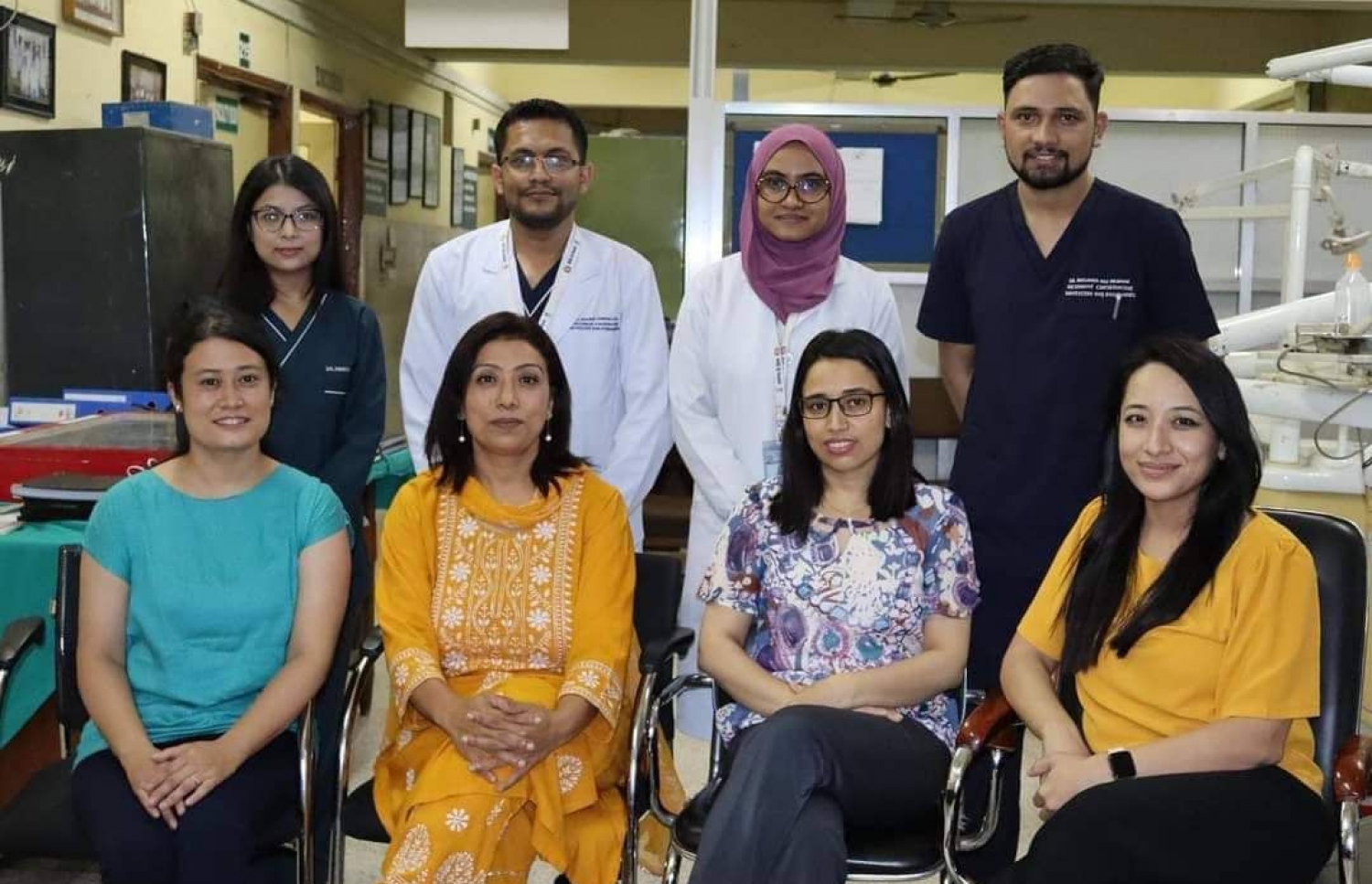 ޑރ. އިފާ ނޭޕާލުގައި ކިޔަވަން އުޅުނުއިރު މަސައްކަތްކުރި ހޮސްޕިޓަލުގެ ޑިޕާޓްމަންޓް އޮފް ކޮންސަވޭޓީވް ޑެންޓިސްޓްރީ އެންޑް އެންޑޮޑޮންޓިސްޓިކްސްގެ ޓީޗަރުންނާއި އެކުގައި މަސައްކަތްކުރި މީހުންނާ އެކު.