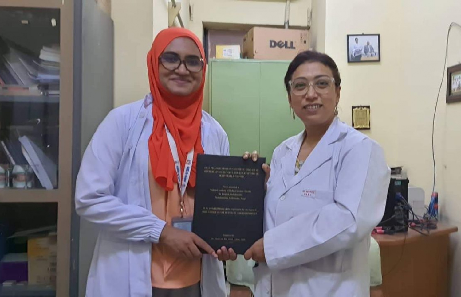 ޑރ، އިފާއާ އެކު އޭނާގެ ޕްރޮފެސާ ޑރ. ރީމާ ޖޯޝީ.