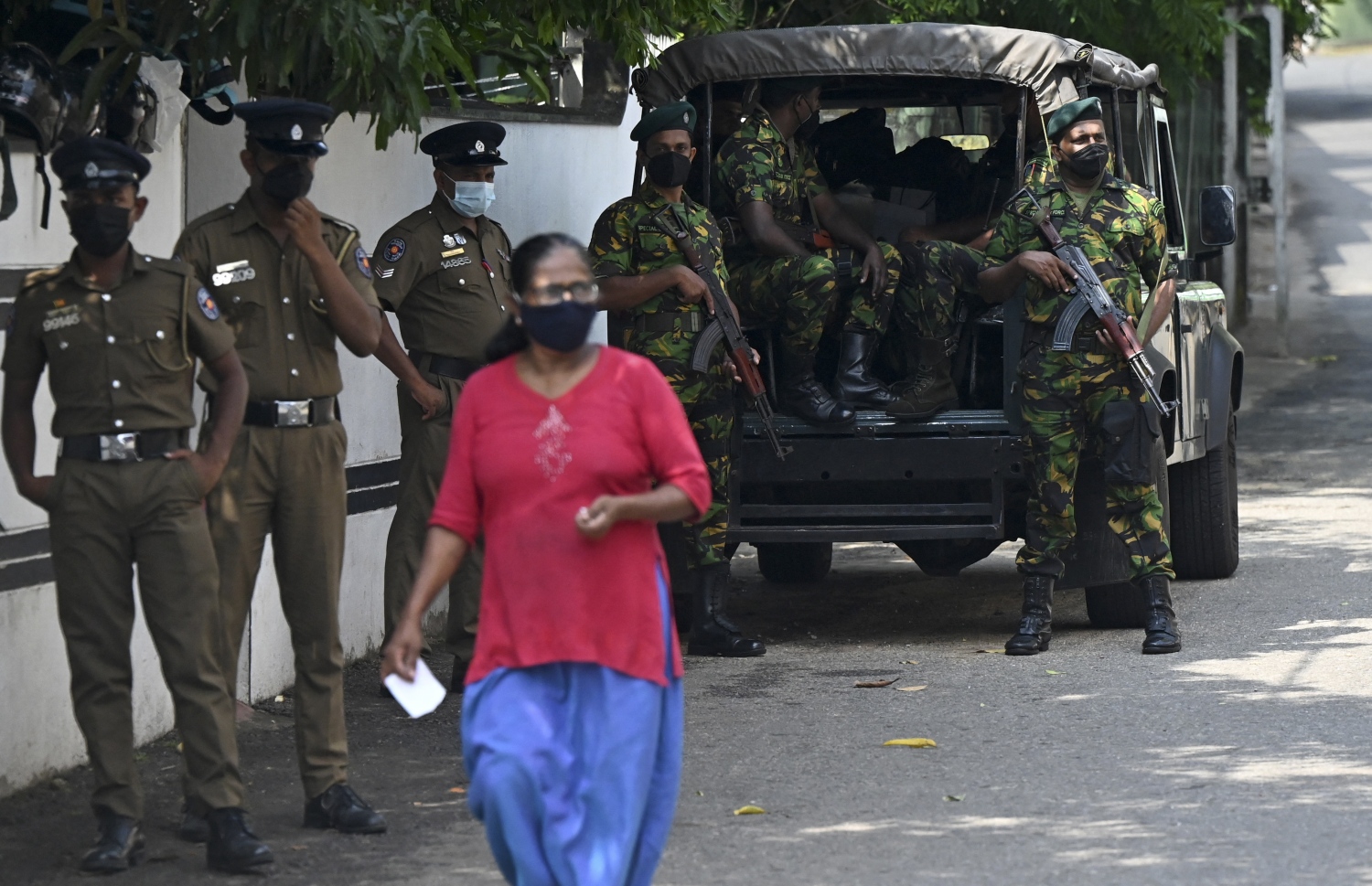 ލަންކާގެ އެސްޓީއެފްގެ ސިފައިން މަގުތަކުގައި ސަލާމަތީ ކަންކަން ބަލަހައްޓާ އިރު ކޮލަމްބޯގެ މަގެއްގައި މީހަކު މިއަދު ހިނގާފައި ދަނީ. --ފޮޓޯ:އޭއެފްޕީ