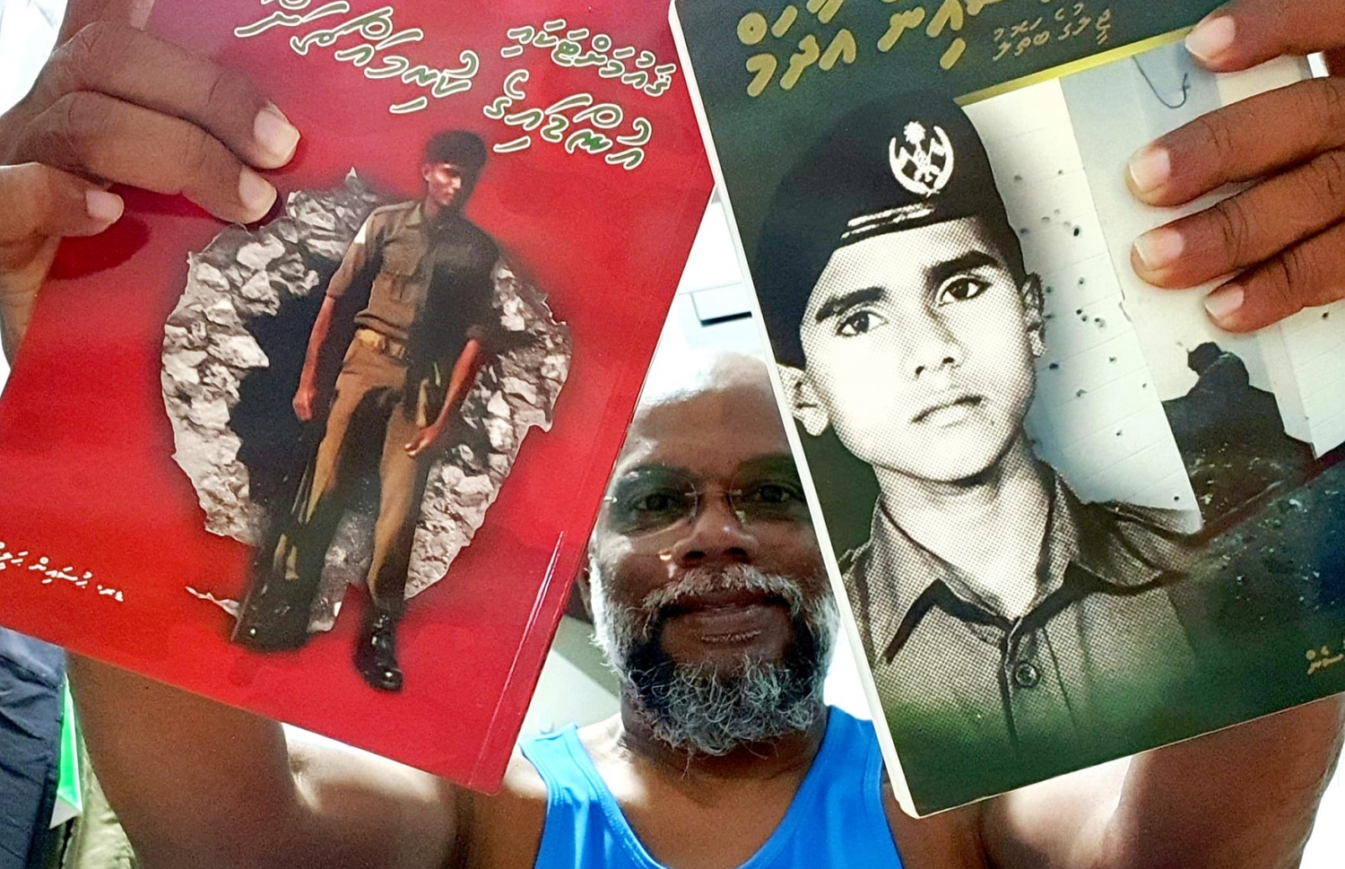 ހުސައިން މީގެ ކުރިން ލިޔެފައިވާ ދެފޮތެއް އޭނާ ދައްކާލަނީ: އޭނާ ވަނީ މިހާތަނަށް ތިން ފޮތެއް ނެރެފައި