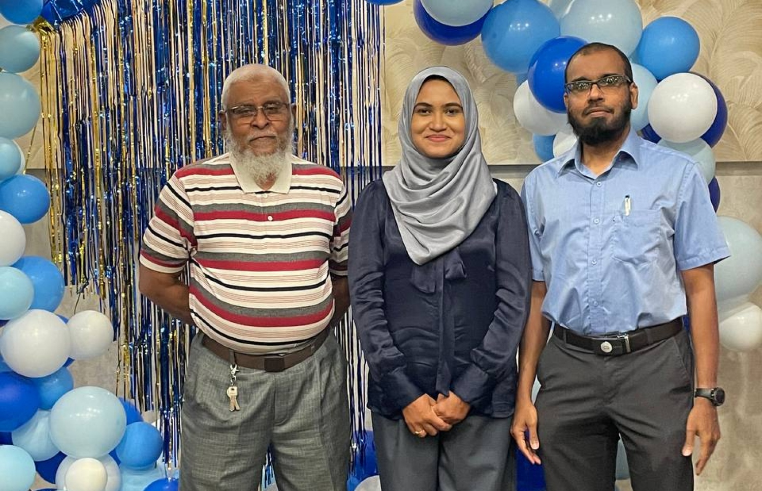 އައިޖީއެމްއެޗުގައި އޮތް އިވެންޓެއްގައި ޑރ. އިފާ، ފިރިކަލުން އަދި ކިޑްނީ ޑޮކްޓަރު، އިބްރާހިމް ޝިހާމް އާއި ޝިހާމްގެ ބައްޕަ އެކުގައި ފޮޓޯއަކަށް ހުއްޓިލައިގެން.