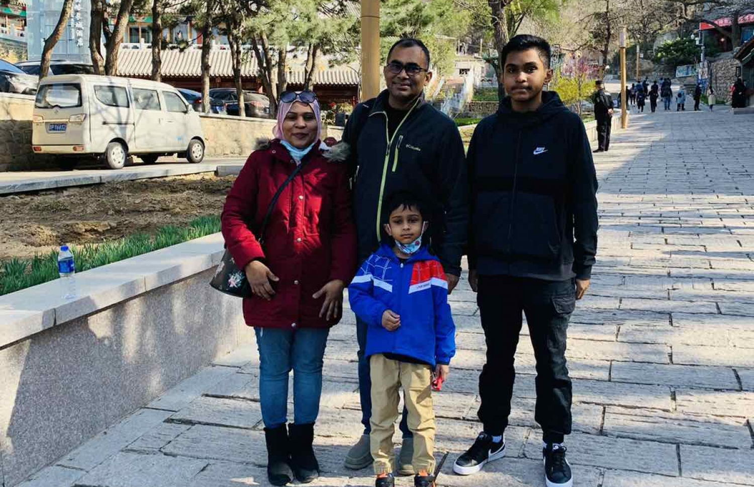 ޝިޒޫ، އޭނާގެ ފިރިމީހާ އަދި ދެ ކުދިންނާއެކު.