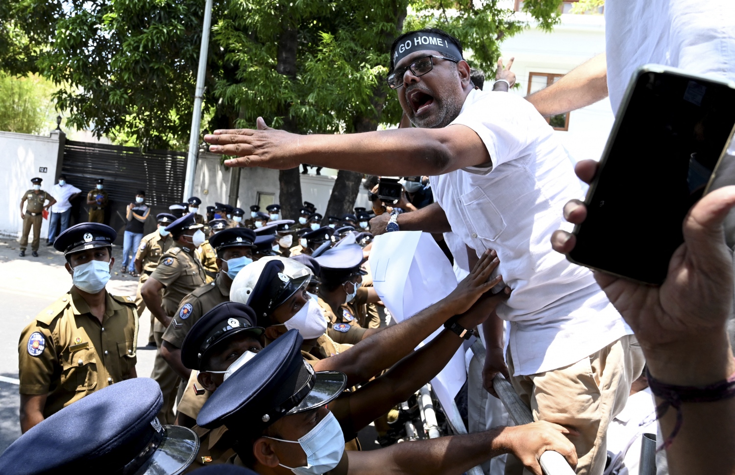 ލަންކާގެ އިދިކޮޅު އިދިކޮޅު މެންބަރުން ކާފިއު އަށް ގޮންޖެއްސުމަށް ފަހު މިއަދު މުޒާހަރާ ކުރަނީ. --ފޮޓޯ:އޭއެފްޕީ