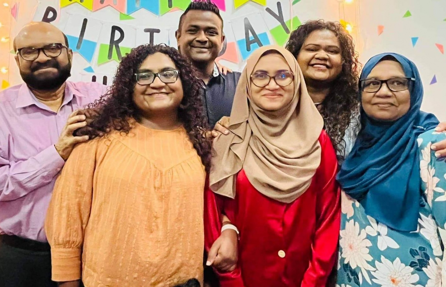 ޑރ. އިފާ އާއިލާގެ މެމްބަރުންނާ އެކު.