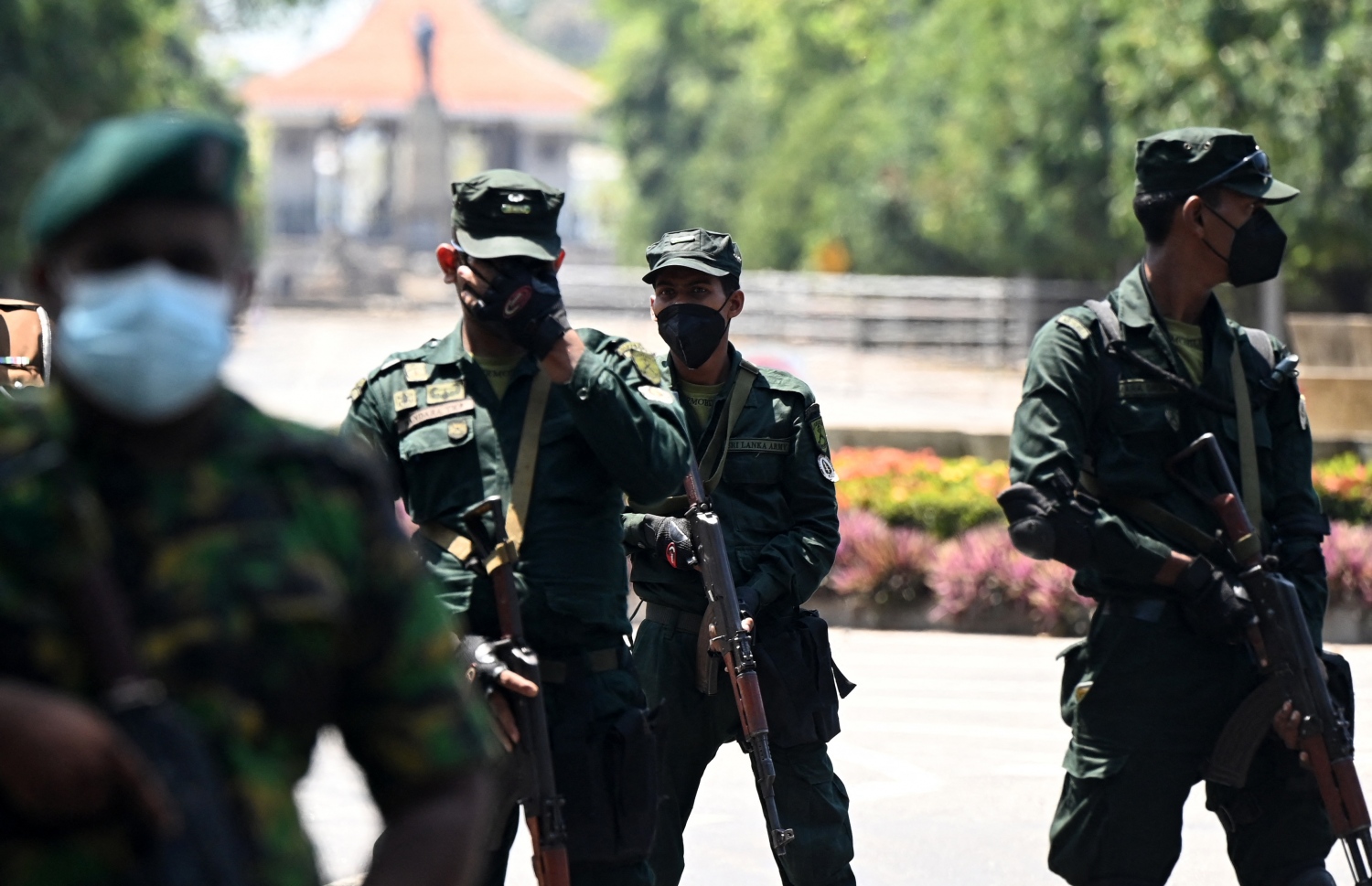 ކޮލަމްބޯ - އެޕްރީލް 3: ސްރީ ލަންކާގައި ކާފިއު އިއުލާންކުރި ނަމަވެސް އިދިކޮޅު މެންބަރުން މިއަދު އިހްތިޖާޖް ކުރާ އިރު ސިފައިން ފޯރިމަރަނީ. --ފޮޓޯ:އޭއެފްޕީ