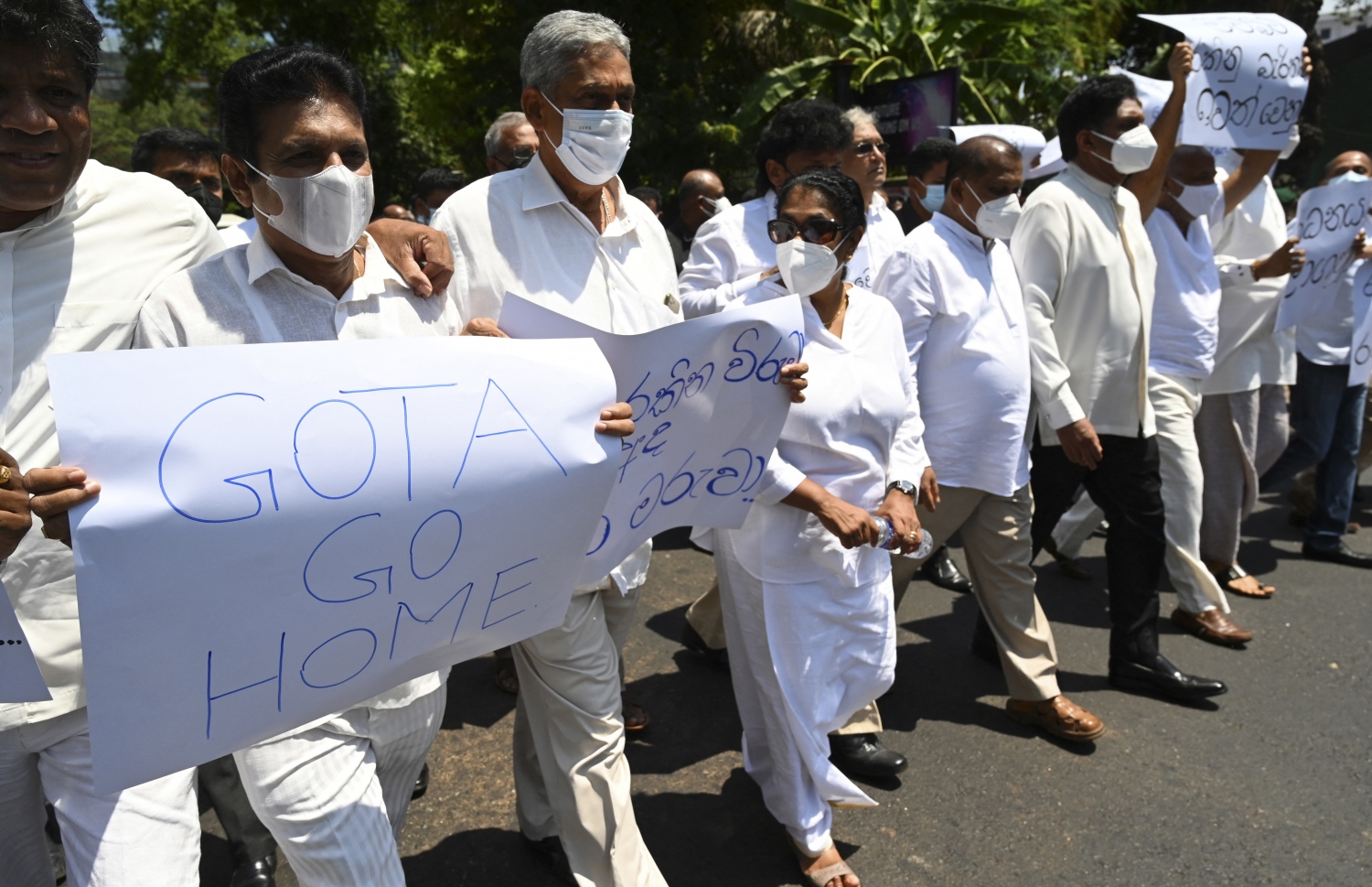 ކޮލަމްބޯ - އެޕްރީލް 3: ސްރީ ލަންކާގައި ކާފިއު އިއުލާންކުރި ނަމަވެސް އިދިކޮޅު މެންބަރުން މިއަދު އިހްތިޖާޖް ކުރަނީ. --ފޮޓޯ:އޭއެފްޕީ