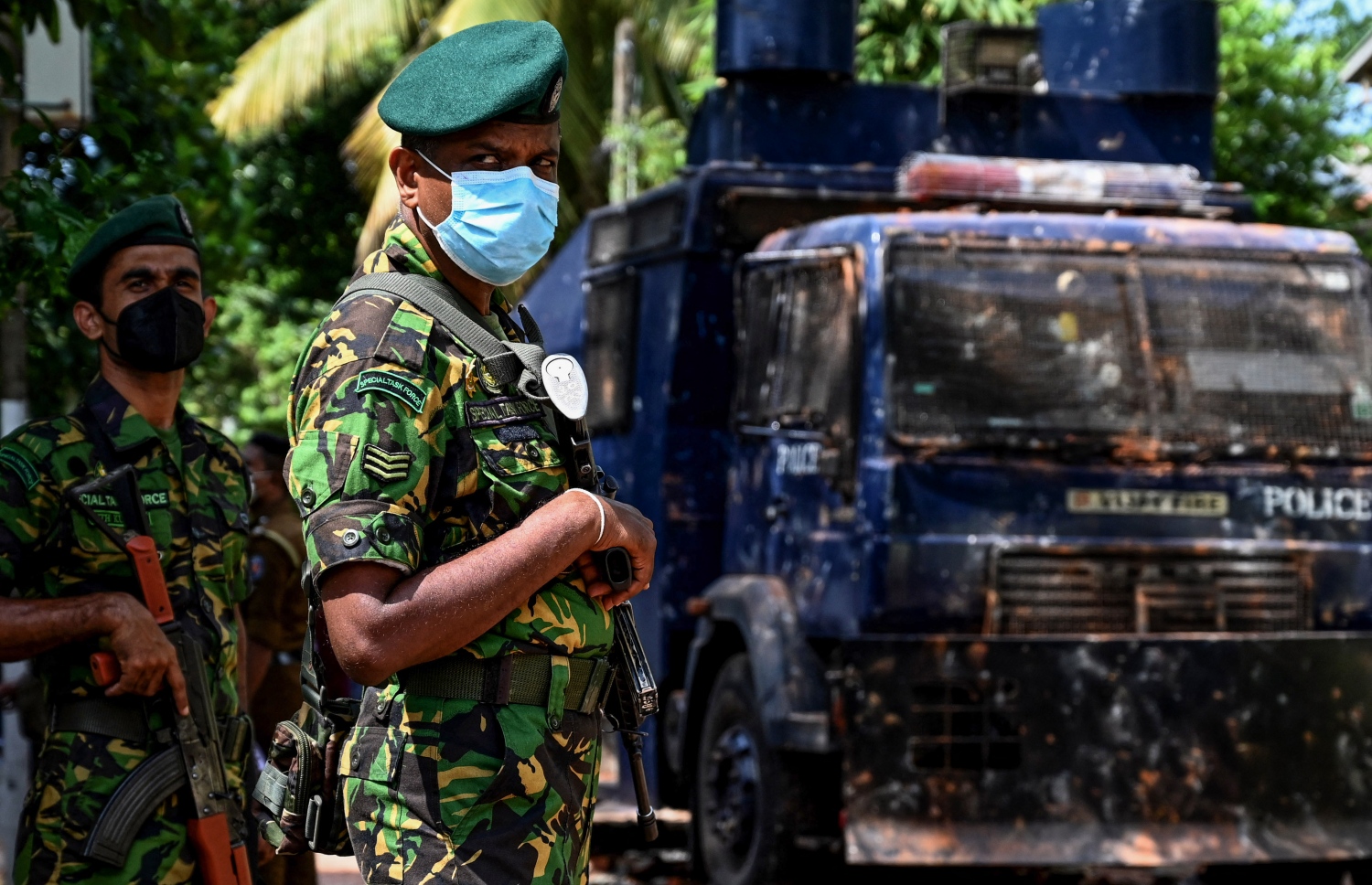 ކޮލަމްބޯ - އެޕްރީލް 2: ސްރީ ލަންކާގެ ރައީސް ގޯޓާބޭ ރާޖަޕަކްސާ ދިރިއުޅުއްވާ ގެކޮޅު ސަރަހައްދުގައި ސިފައިން ފޯރިމަރަނީ. --ފޮޓޯ:އޭއެފްޕީ