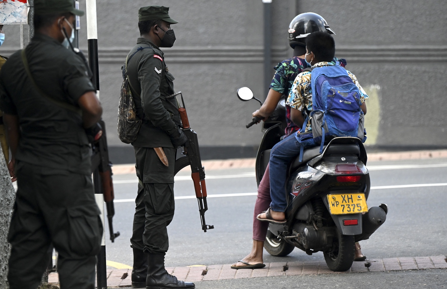 ކޮލަމްބޯ - އެޕްރީލް 2: ސްރީ ލަންކާގައި ކާފިއު އިއުލާންކޮށްފައިވާ އިރު ފުލުހުން މަގުތައް ބަލަހައްޓަނީ. --ފޮޓޯ:އޭއެފްޕީ