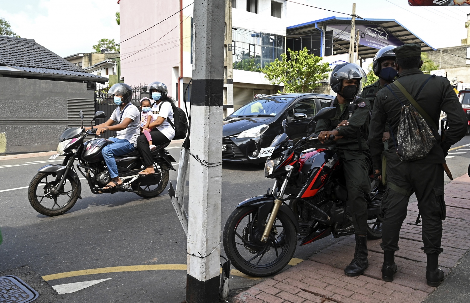 ކޮލަމްބޯ - އެޕްރީލް 2: ސްރީ ލަންކާގައި ކާފިއު އިއުލާންކޮށްފައިވާ އިރު ފުލުހުން މަގުތައް ބަލަހައްޓަނީ. --ފޮޓޯ:އޭއެފްޕީ