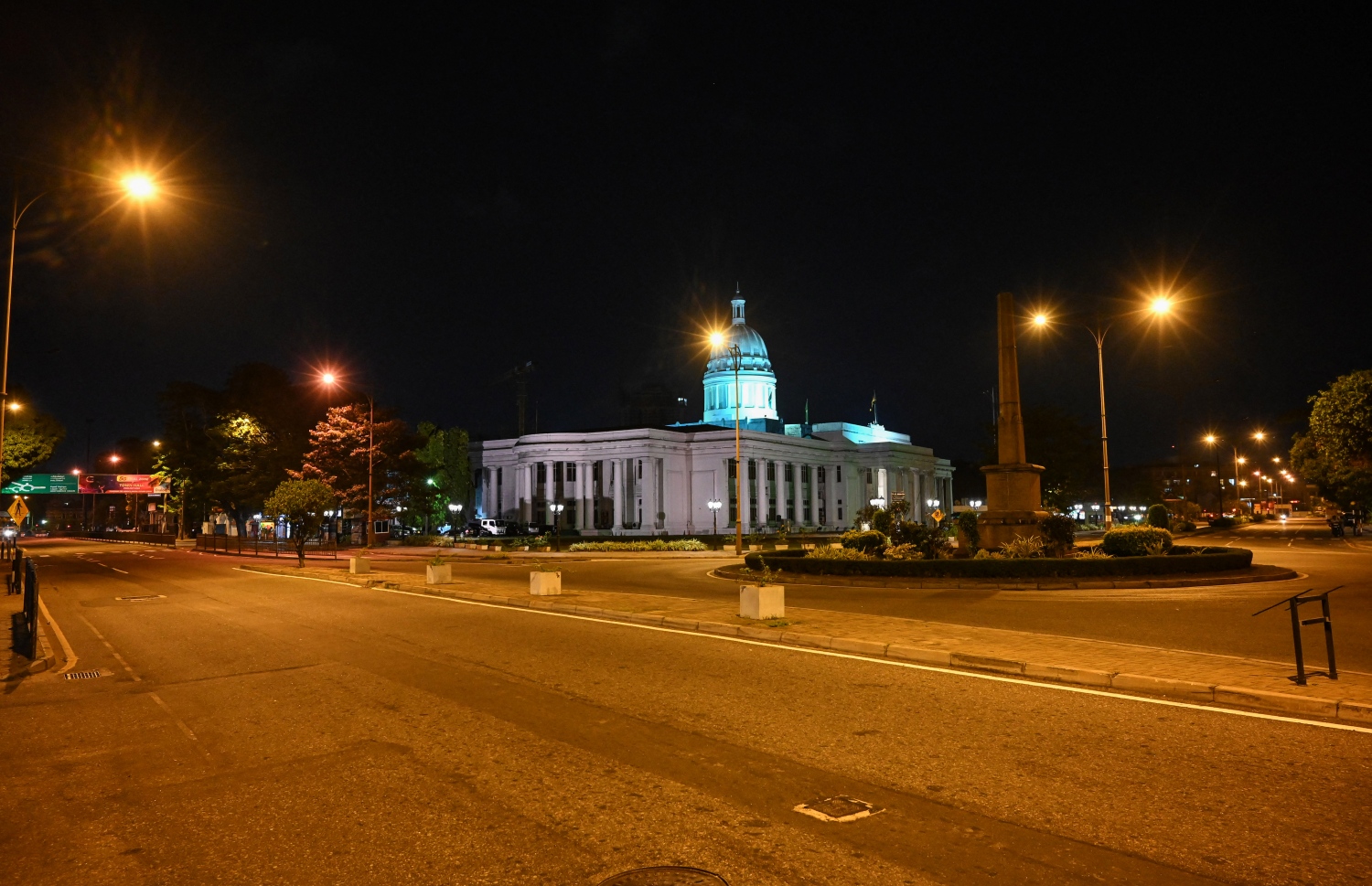 ކޮލަމްބޯ - އެޕްރީލް 2: ސްރީ ލަންކާގައި ކާފިއު އިއުލާންކޮށްފައިވާތީ މަގުތައް ފަޅަށް --ފޮޓޯ:އޭއެފްޕީ