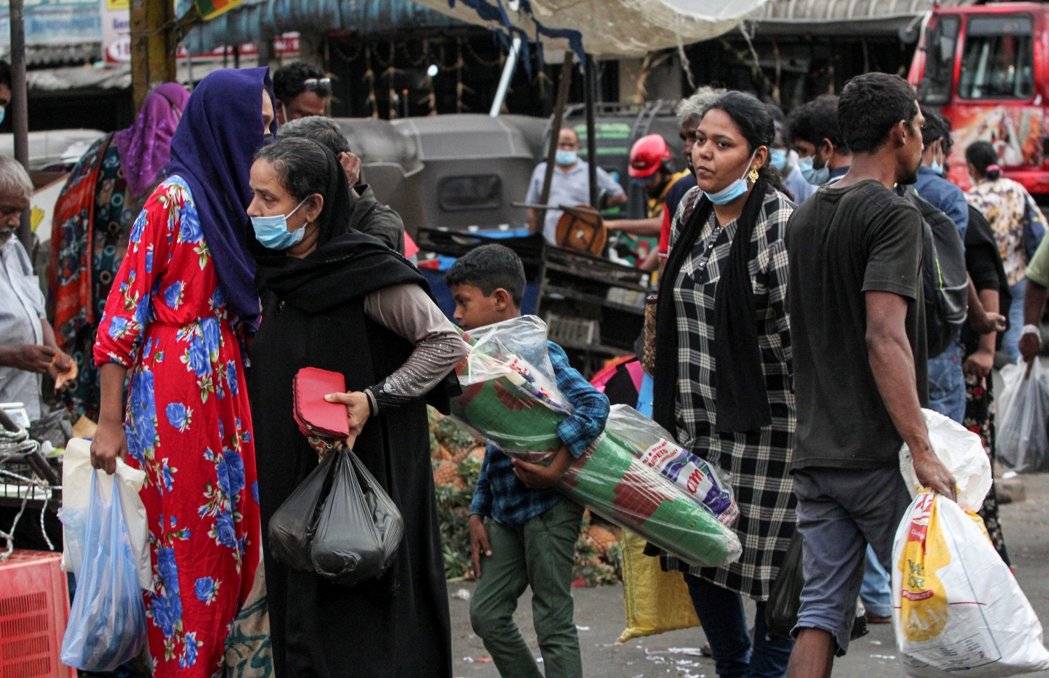 ކޮލަމްބޯ - އެޕްރީލް 2: ސްރީ ލަންކާގައި ކާފިއު އިއުލާންކުރާތީ އާއްމުން މުދާ ގަނެގެން ގެންދަނީ. --ފޮޓޯ:އޭއެފްޕީ