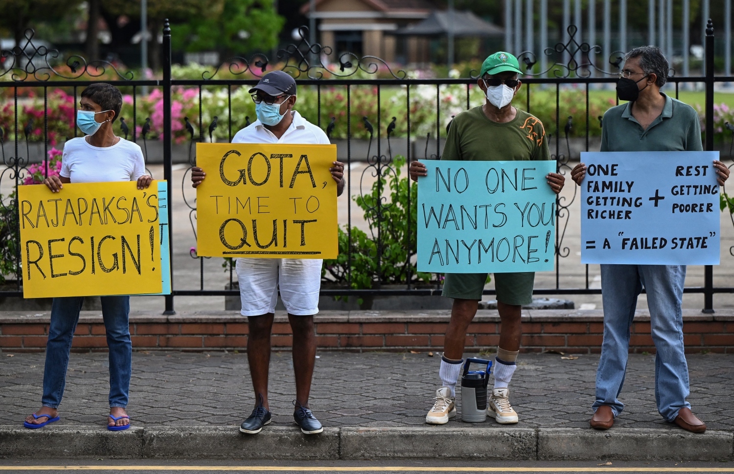 ކޮލަމްބޯ - އެޕްރީލް 2: ސްރީ ލަންކާގައި ތަކެތީގެ އަގު ބޮޑުވުމާ ދެކޮޅަށް އިިދިކޮޅު ފަރާތްތަކުން ކޮލަމްބޯގައި މުޒާހަރާ ކުރަނީ. --ފޮޓޯ:އޭއެފްޕީ