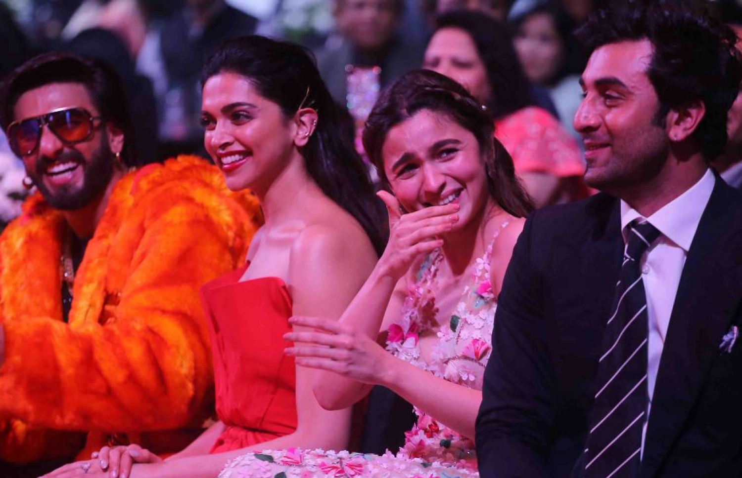 ރަންބީރާއި އާލިއާ އަދި ދީޕިކާ އާއި ރަންވީރު އެކުގައި އެވޯޑް ހަފްލާއެއްގައި ބައިވެރިވަނީ.