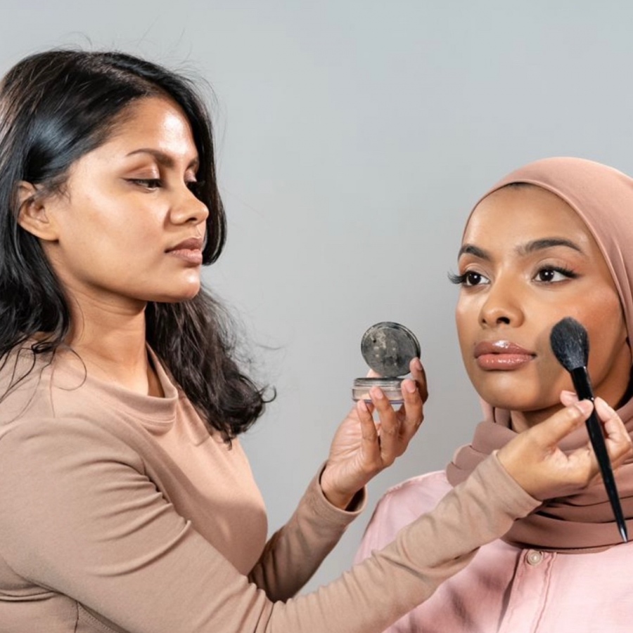 ޗޫޓީ މޭކަޕްކުރަނީ. --ފޮޓޯ ކްރެޑިޓް: ދައުރު