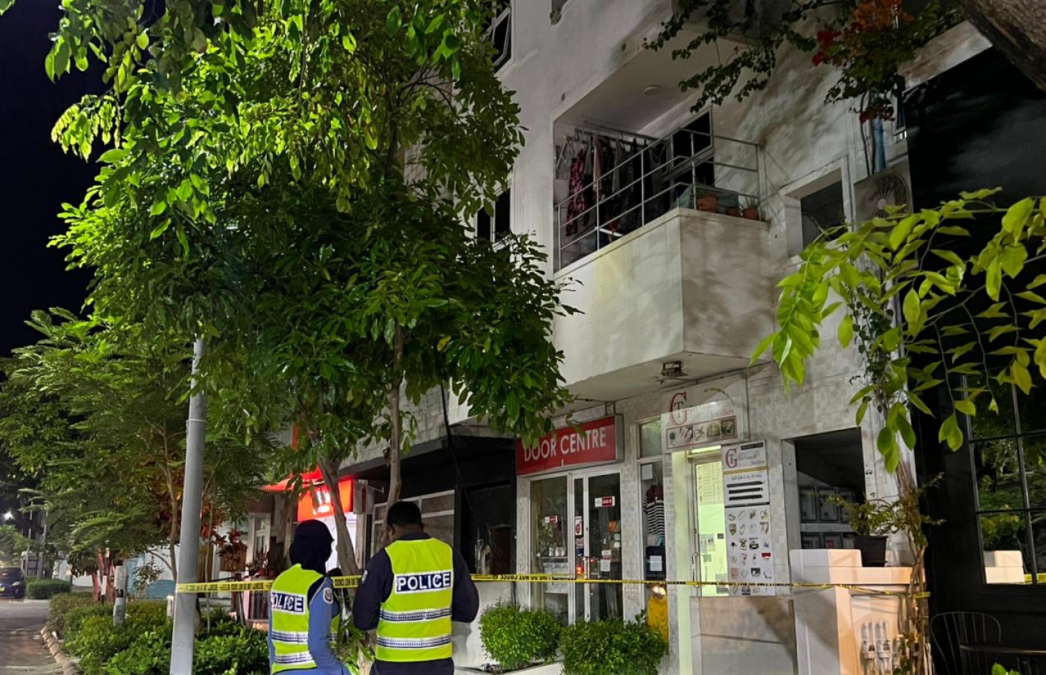 ހުޅުމާލޭގެ ބޮޑުމަގުގައި ހުންނަ ގެއަކުން ކުއްޖަކު ވެއްޓުމުން ފުލުހުން އެ ސަރަހައްދުގައި މިރޭ ހަރަކާތްތެރިވަނީ.---ފޮޓޯ: މިހާރު