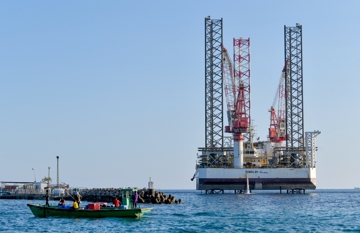 ތިލަމާލެ ބްރިޖުގެ ސާވޭ އަށް ވިލިމާލެ އާއި މާލެއާ ދެމެދު ޕްލެޓްފޯމް އަޅައިގެން މަސައްކަތްކުރަނީ: އެ ސާވޭ އަންނަ އޮކްޓޯބަރު މަހު އެއްކޮށް ނިމޭނެ -- ފޮޓޯ: ނިޝާން އަލީ | މިހާރު