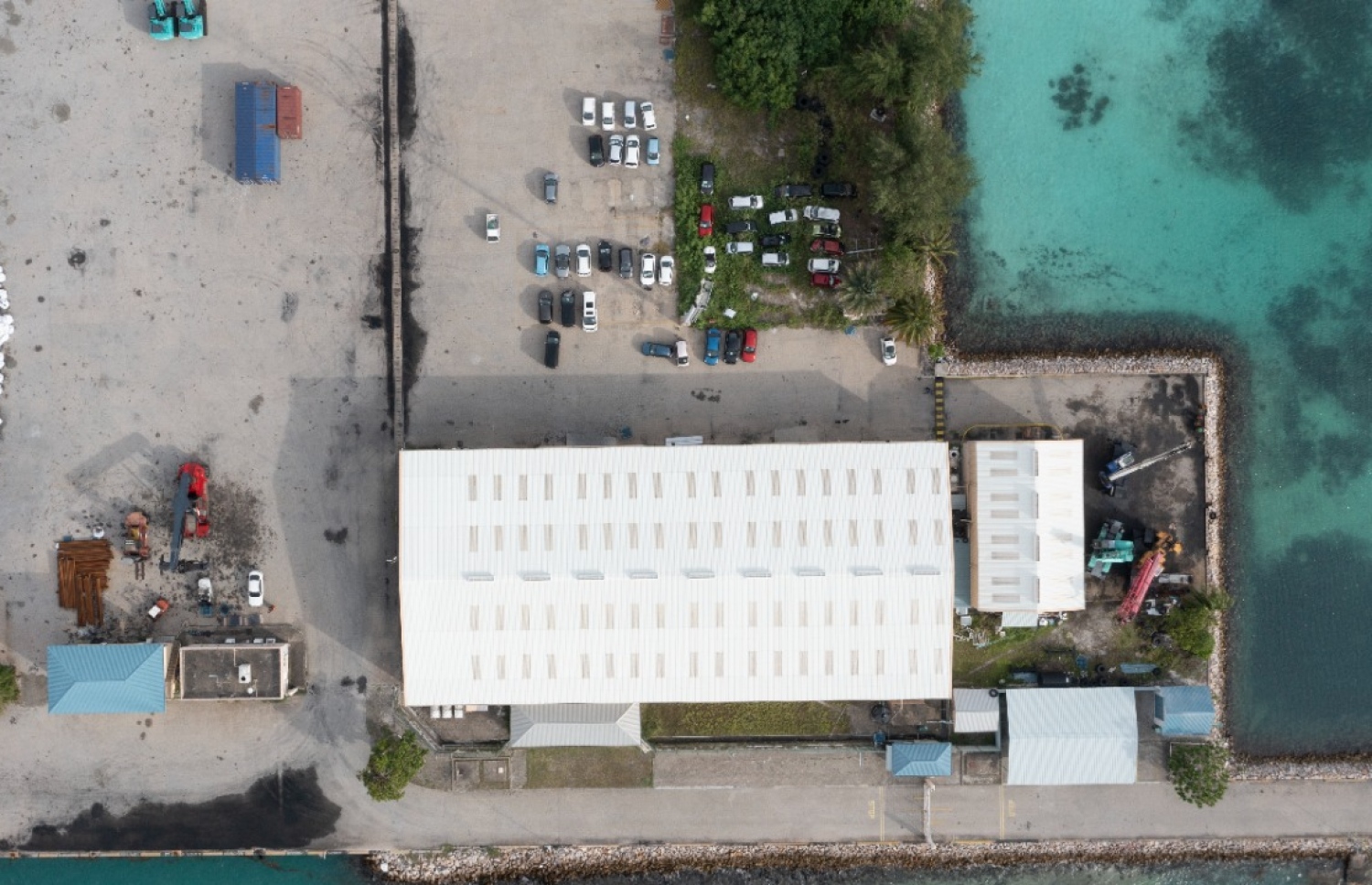 އައްޑޫ އިންޓަނޭޝަނަލް ޕޯޓް ބޮޑު ކުރުމުގެ މަސައްކަތް ކުރަނީ. މި ޕްރޮޖެކްޓްގެ ދަށުން ބޮޑެތި ބޯޓު ފަހަރަށް މުދާ ބާލަން ފަސޭހަ ވާނެ--ފޮޓޯ:އެމްޕީއެލް