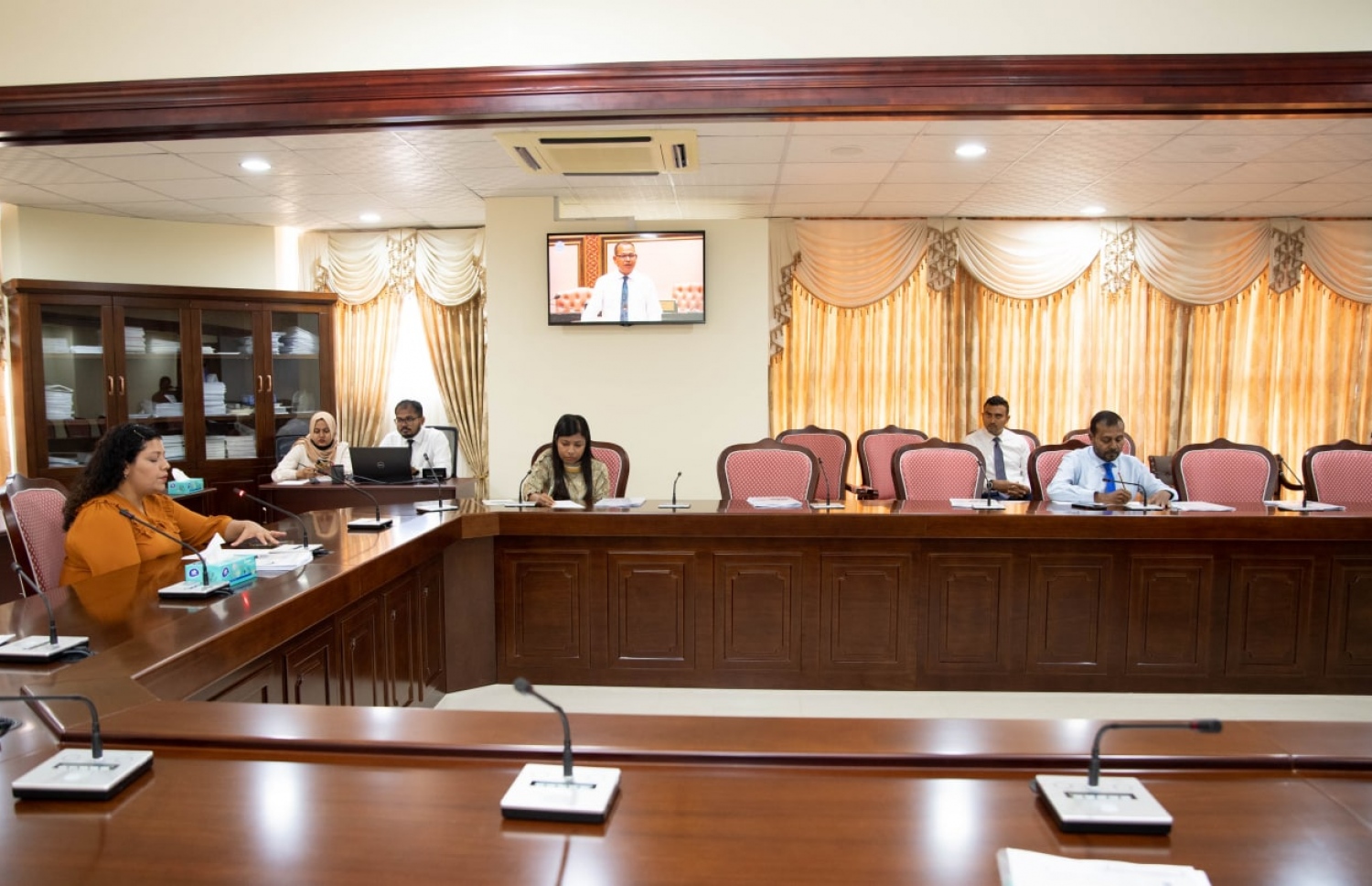 މަޖިލީހުގެ ޖެންޑާ އެންޑް ހިއުމަން ރައިޓްސް ކޮމިޓީން މިއަދު ބޭއްވި ބައްދަލުވުމުގައި މެމްބަރުން ބައިވެރިވެވަޑައިގަންނަވަނީ. -- ފޮޓޯ؛ ރައްޔިތުންގެ މަޖިލިސް